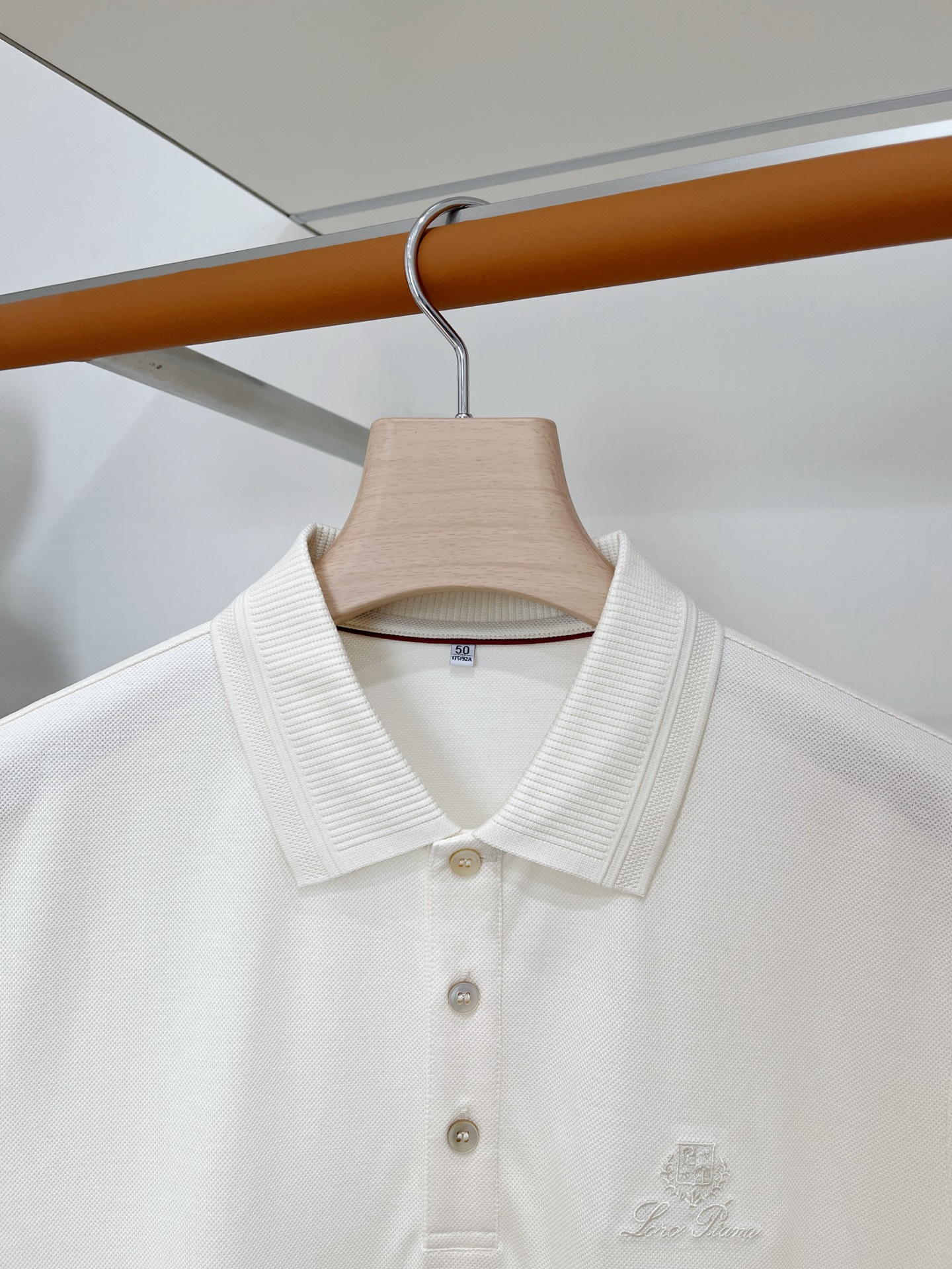 Loro piana、2026新品短袖T恤，帅气时尚，胸前精致刺绣图案logo，简约百搭款。面料棉 不仅挺括，保持潮流的