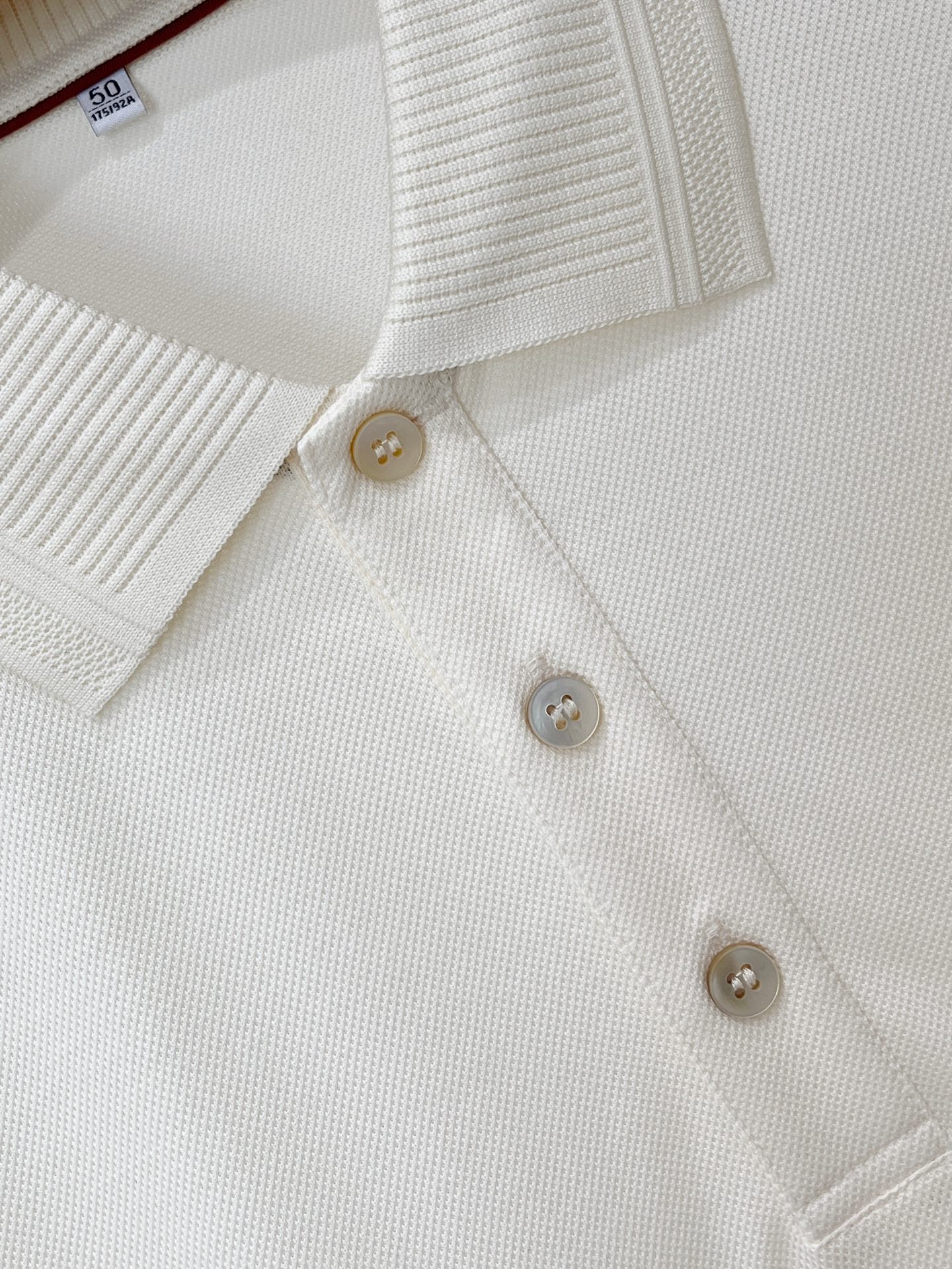 Loro piana、2026新品短袖T恤，帅气时尚，胸前精致刺绣图案logo，简约百搭款。面料棉 不仅挺括，保持潮流的