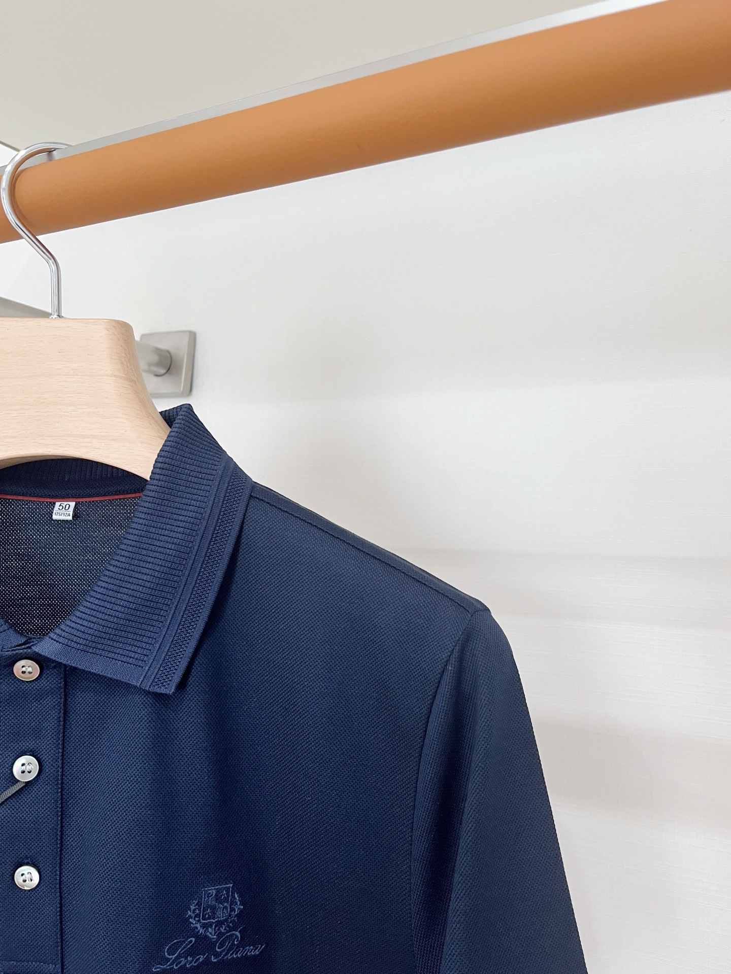 Loro piana、2026新品短袖T恤，帅气时尚，胸前精致刺绣图案logo，简约百搭款。面料棉 不仅挺括，保持潮流的