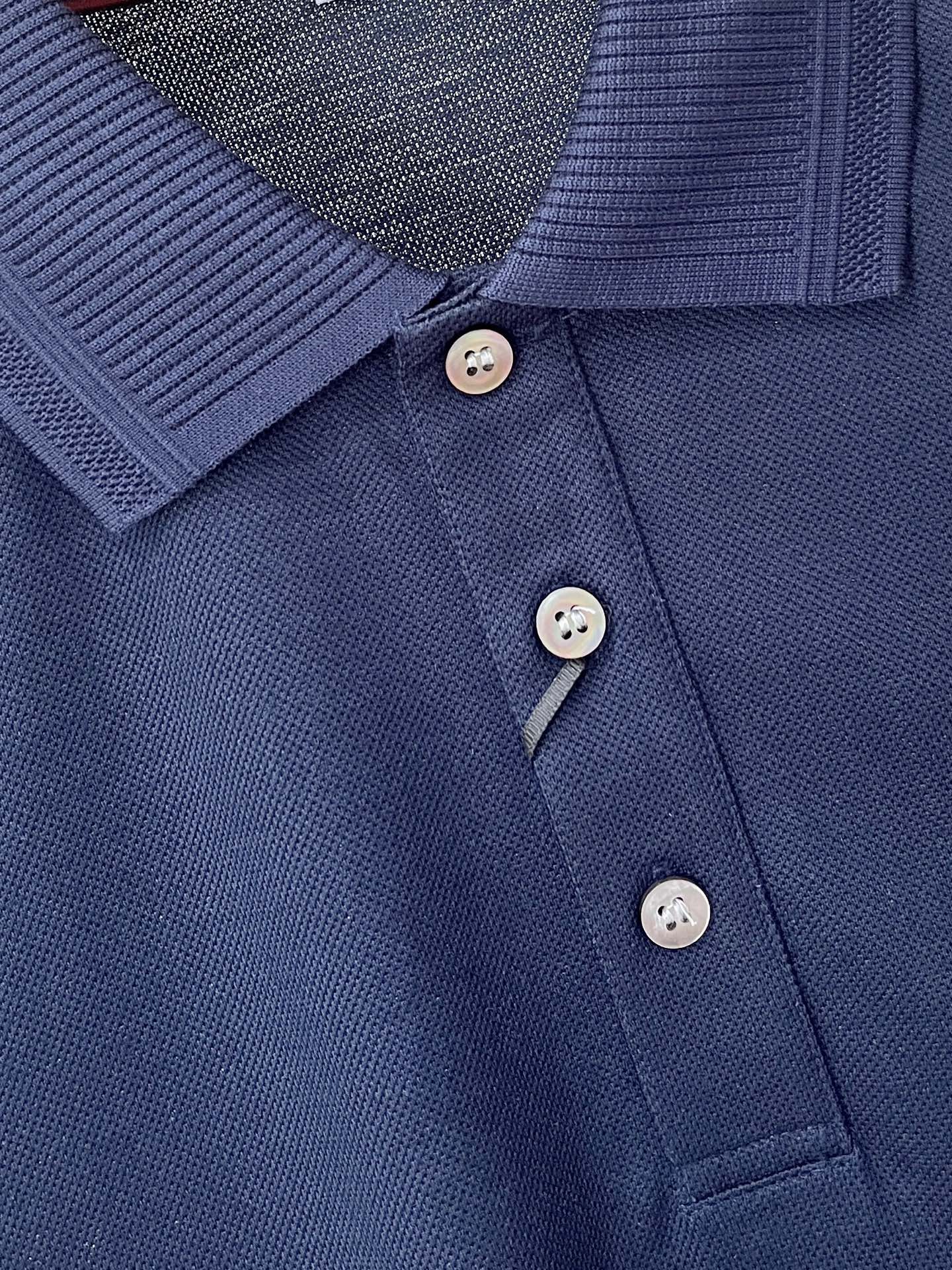 Loro piana、2026新品短袖T恤，帅气时尚，胸前精致刺绣图案logo，简约百搭款。面料棉 不仅挺括，保持潮流的