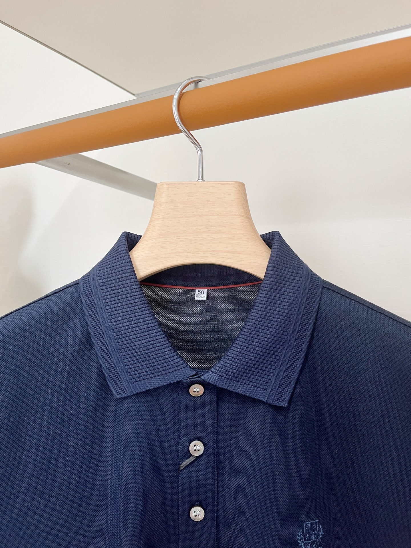 Loro piana、2026新品短袖T恤，帅气时尚，胸前精致刺绣图案logo，简约百搭款。面料棉 不仅挺括，保持潮流的