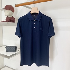 Loro piana、2026新品短袖T恤,帅气时尚,胸前精致刺绣图案logo,简约百搭款。面料棉 不仅挺括,保持潮流的 Loro piana、2026新品短袖T恤,帅气时尚,胸前精致刺绣图案logo,简约百搭款。面料棉 不仅挺括,保持潮流的