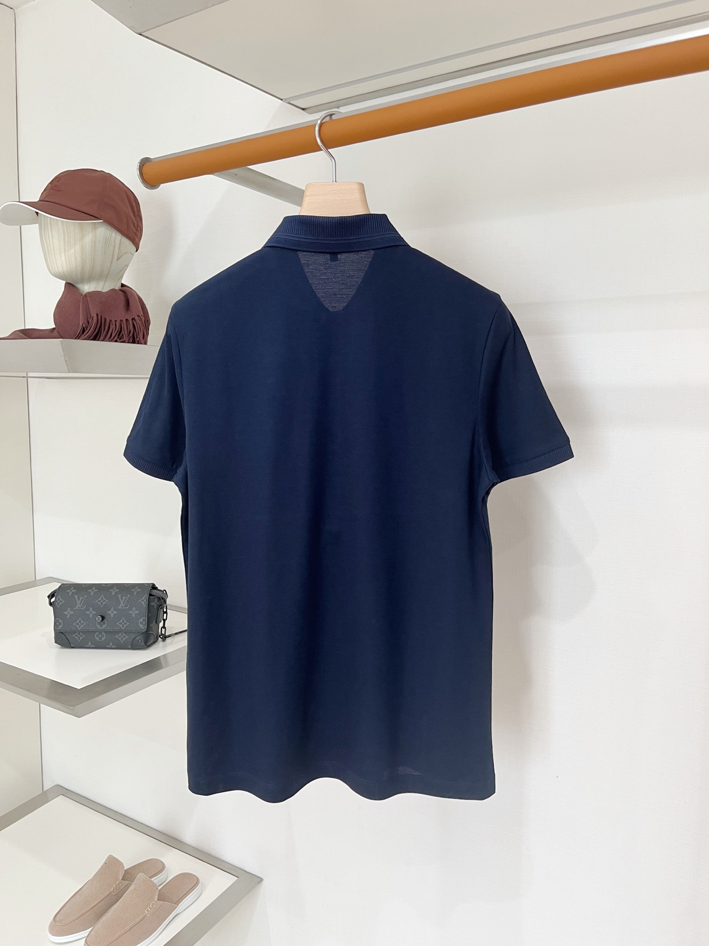 Loro piana、2026新品短袖T恤，帅气时尚，胸前精致刺绣图案logo，简约百搭款。面料棉 不仅挺括，保持潮流的