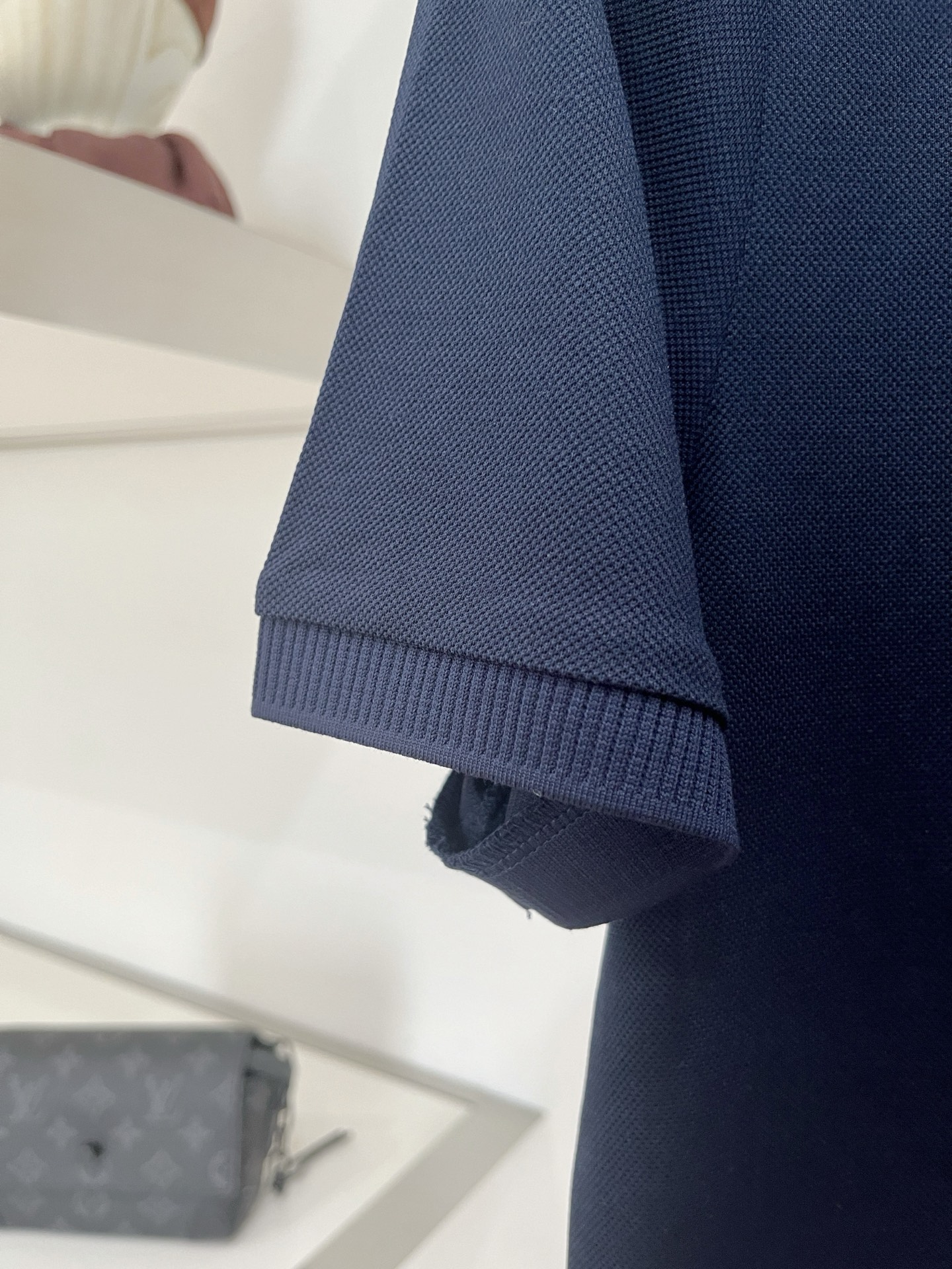 Loro piana、2026新品短袖T恤，帅气时尚，胸前精致刺绣图案logo，简约百搭款。面料棉 不仅挺括，保持潮流的