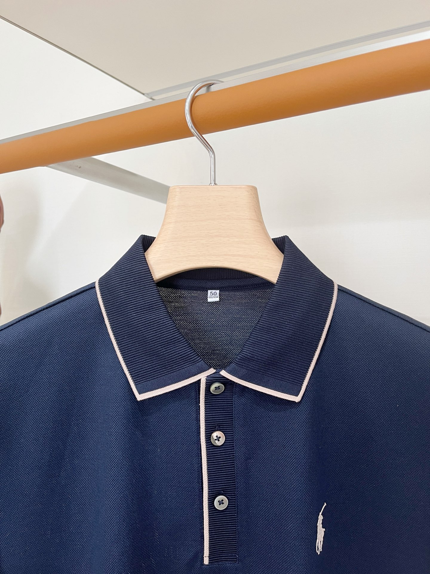 POLO、2026新品短袖T恤，帅气时尚，简约百搭款。胸前精致刺绣图案logo，面料棉 不仅挺括，保持潮流的廓形，又穿着