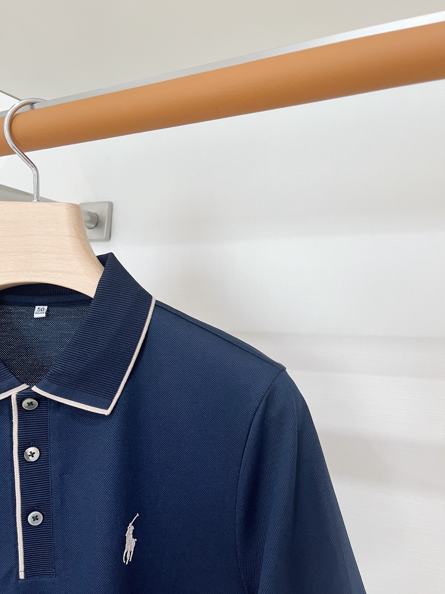 POLO、2026新品短袖T恤，帅气时尚，简约百搭款。胸前精致刺绣图案logo，面料棉 不仅挺括，保持潮流的廓形，又穿着