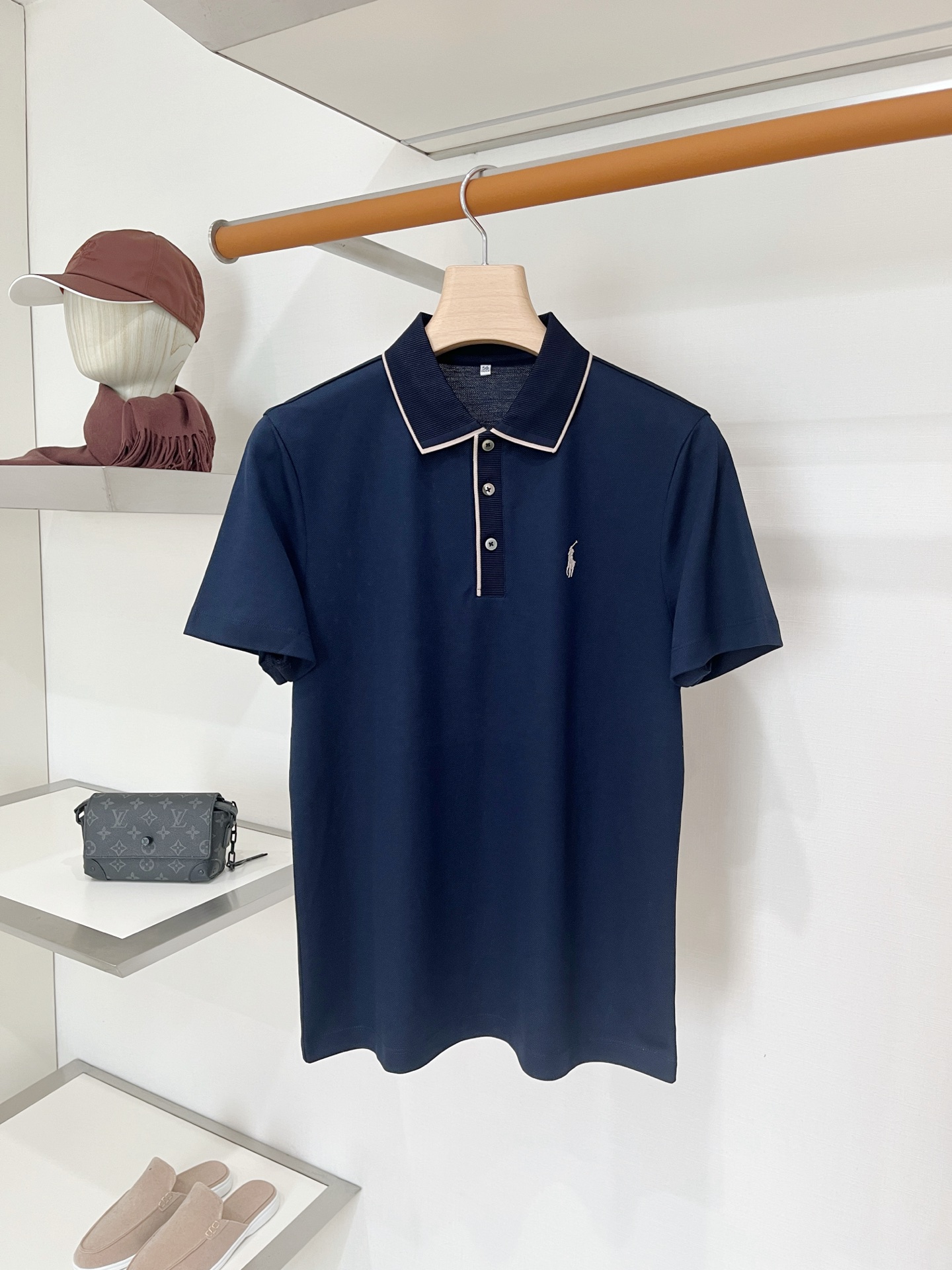 POLO、2026新品短袖T恤，帅气时尚，简约百搭款。胸前精致刺绣图案logo，面料棉 不仅挺括，保持潮流的廓形，又穿着