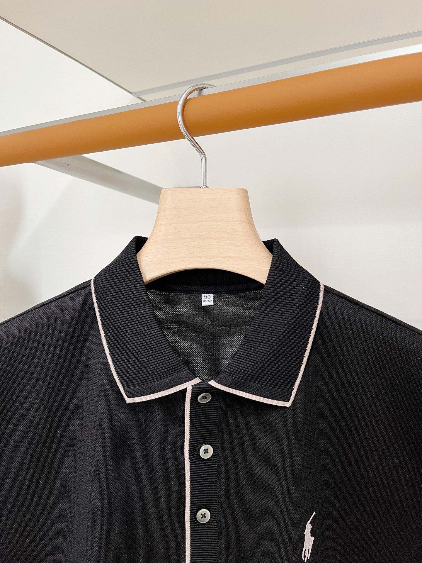 POLO、2026新品短袖T恤，帅气时尚，简约百搭款。胸前精致刺绣图案logo，面料棉 不仅挺括，保持潮流的廓形，又穿着