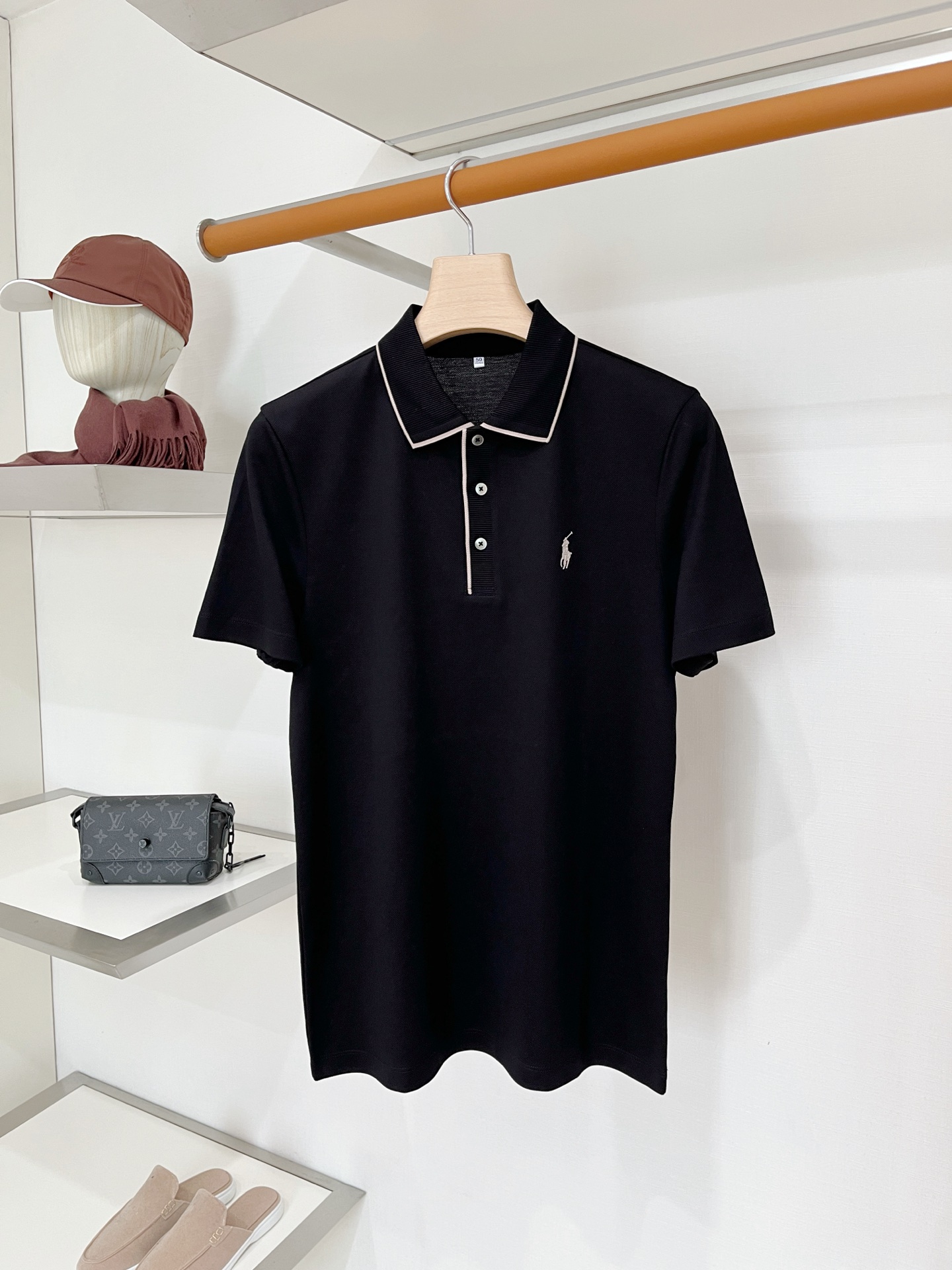 POLO、2026新品短袖T恤，帅气时尚，简约百搭款。胸前精致刺绣图案logo，面料棉 不仅挺括，保持潮流的廓形，又穿着