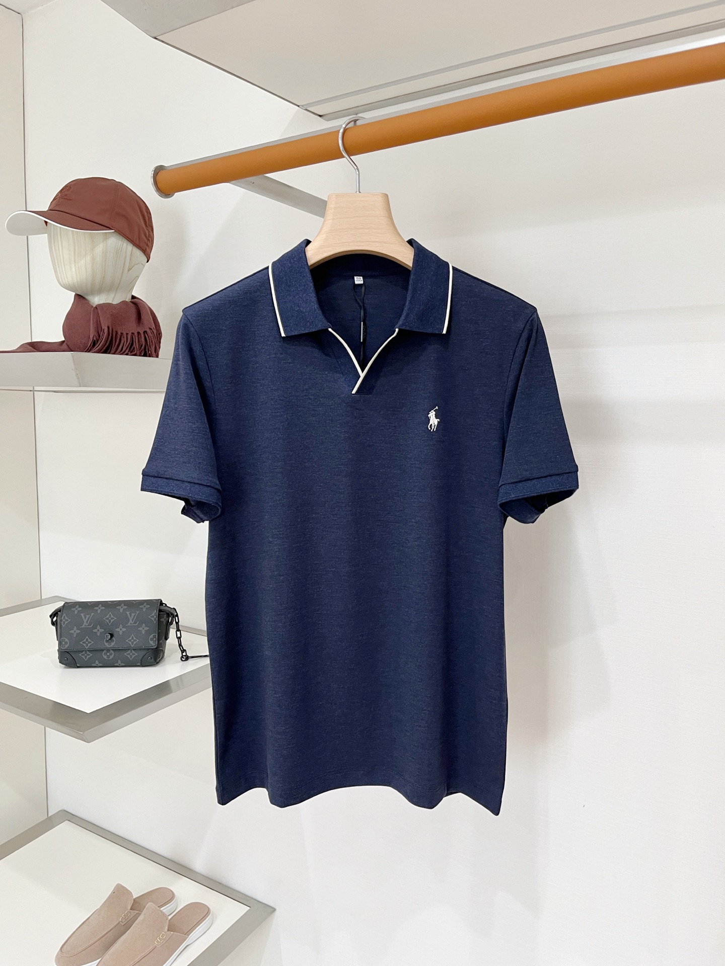 POLO、2026新品短袖T恤，帅气时尚，简约百搭款。胸前精致刺绣图案logo，面料棉 不仅挺括，保持潮流的廓形，又穿着