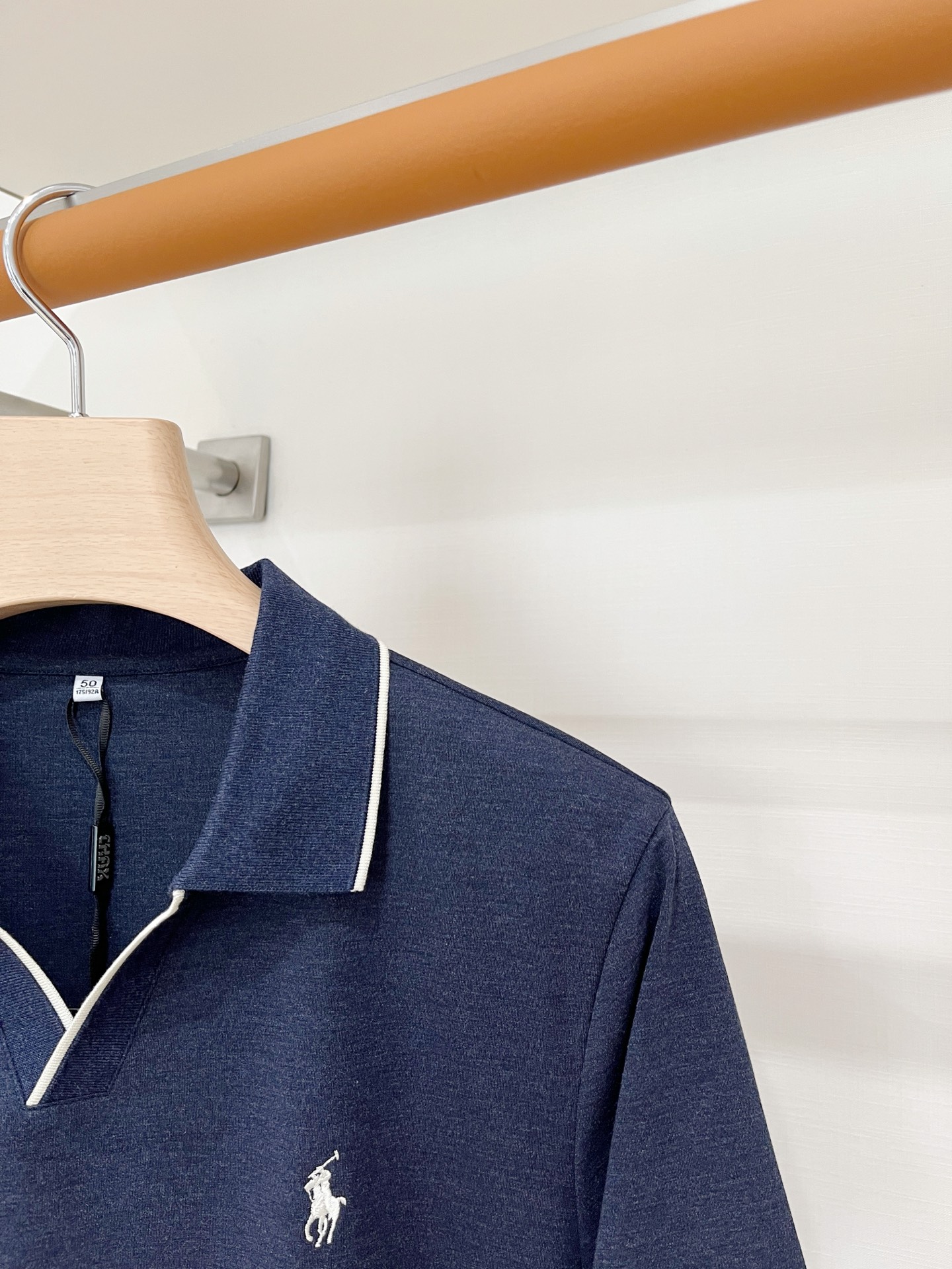 POLO、2026新品短袖T恤，帅气时尚，简约百搭款。胸前精致刺绣图案logo，面料棉 不仅挺括，保持潮流的廓形，又穿着