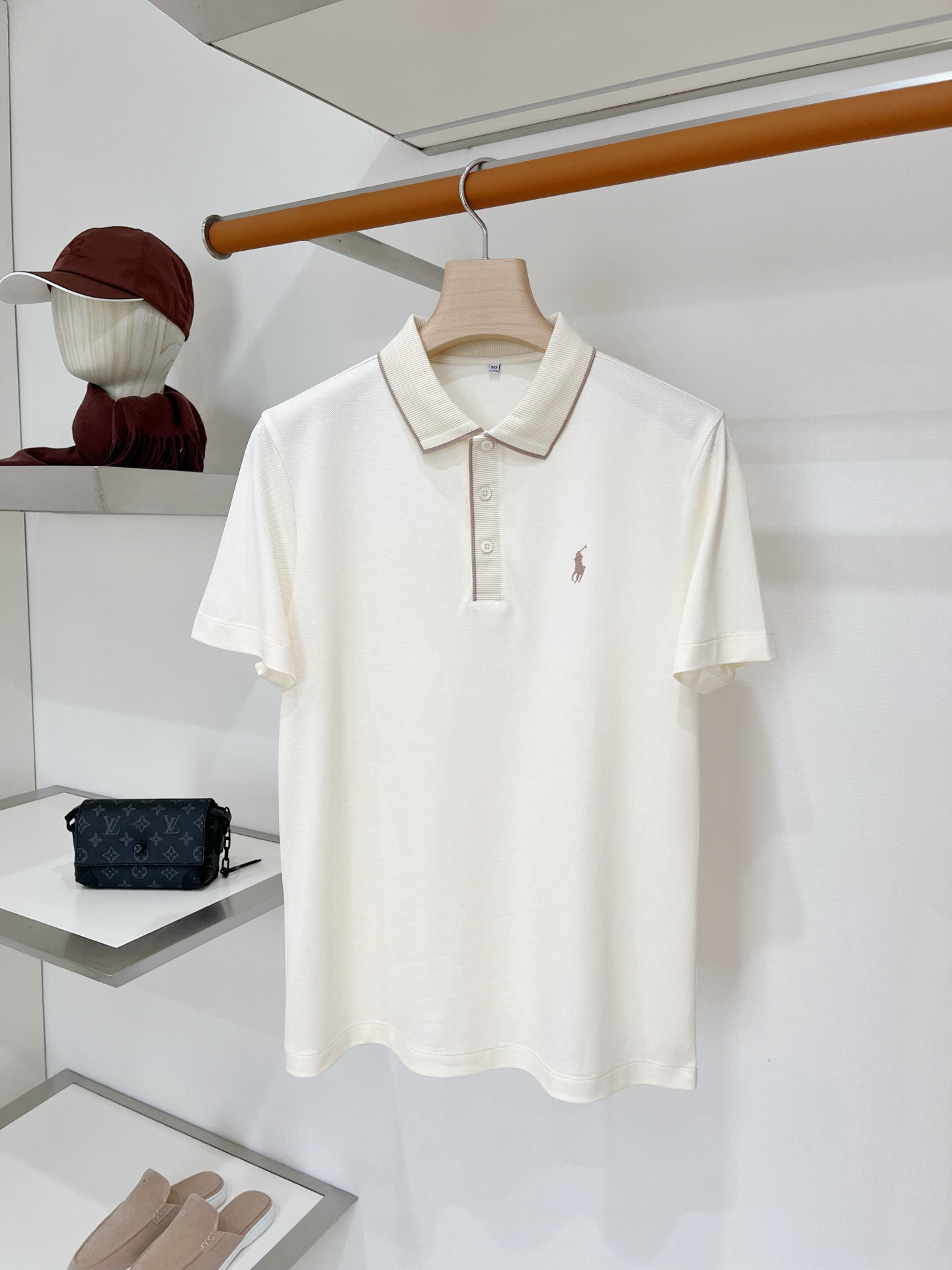 POLO、2026新品短袖T恤，帅气时尚，简约百搭款。胸前精致刺绣图案logo，面料棉 不仅挺括，保持潮流的廓形，又穿着