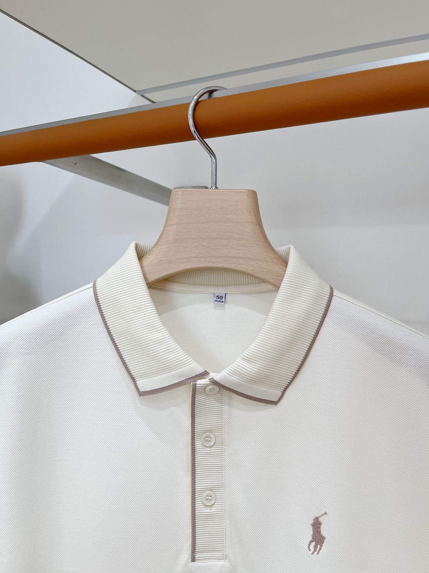 POLO、2026新品短袖T恤，帅气时尚，简约百搭款。胸前精致刺绣图案logo，面料棉 不仅挺括，保持潮流的廓形，又穿着