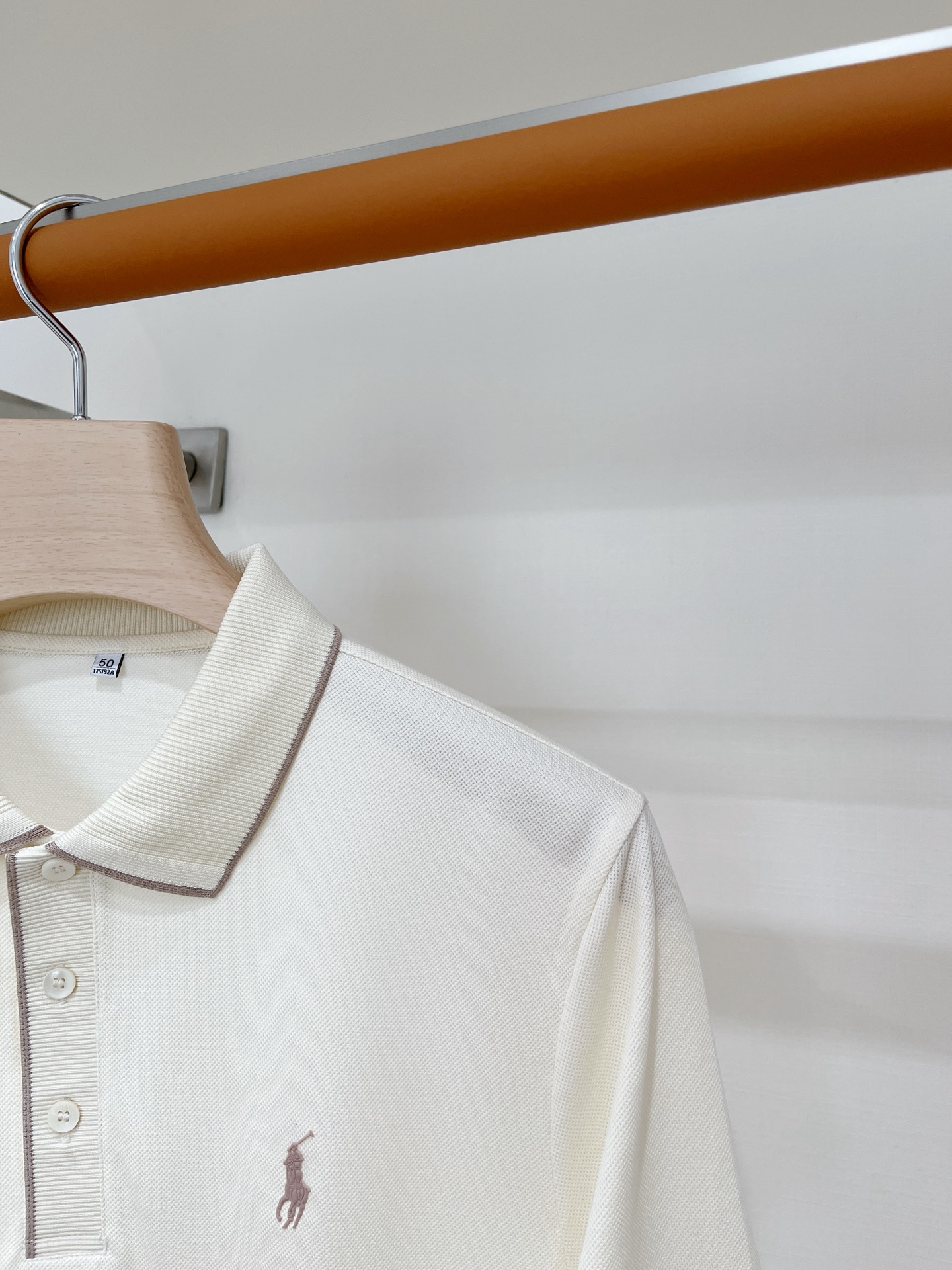 POLO、2026新品短袖T恤，帅气时尚，简约百搭款。胸前精致刺绣图案logo，面料棉 不仅挺括，保持潮流的廓形，又穿着