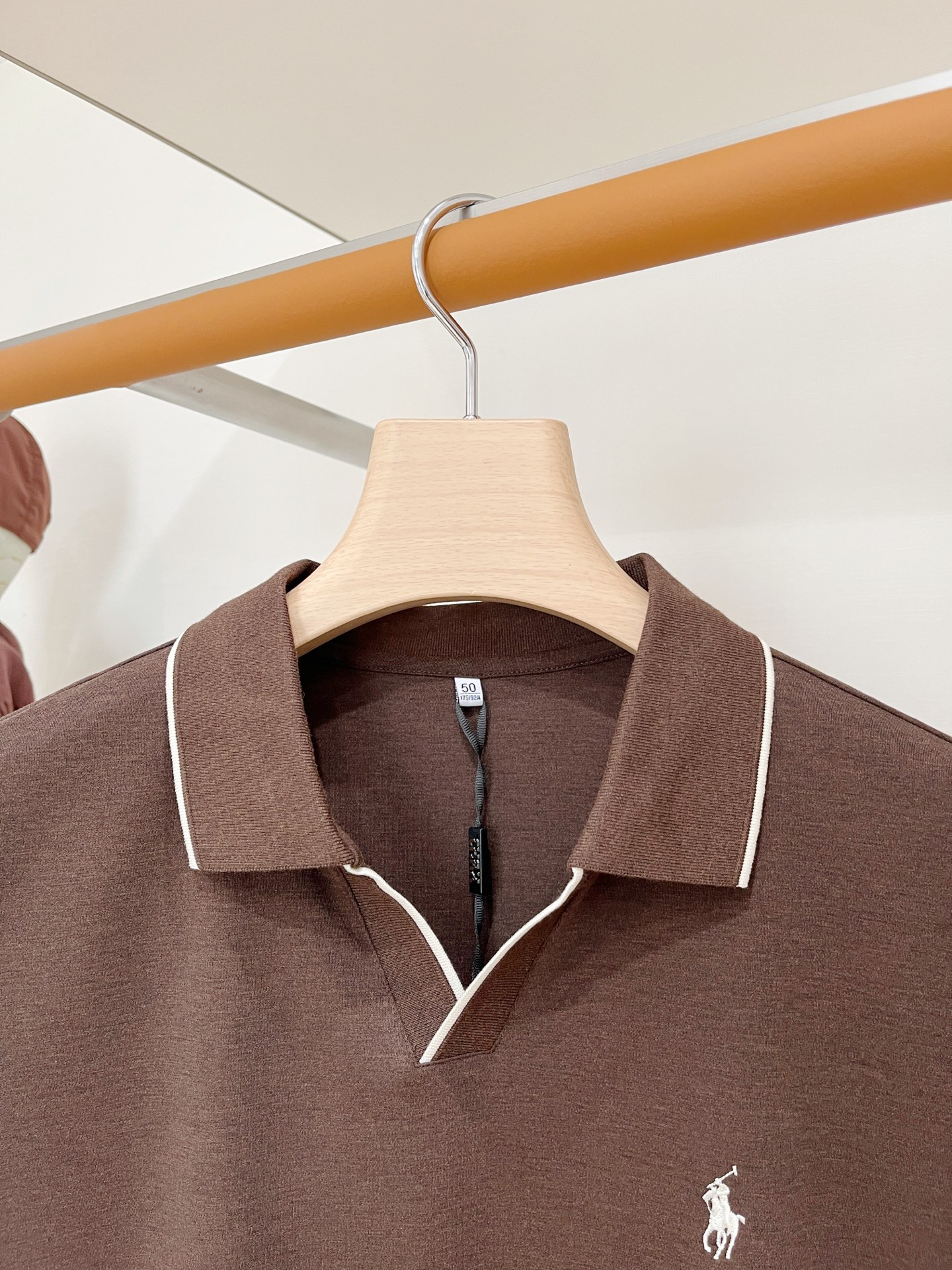 POLO、2026新品短袖T恤，帅气时尚，简约百搭款。胸前精致刺绣图案logo，面料棉 不仅挺括，保持潮流的廓形，又穿着