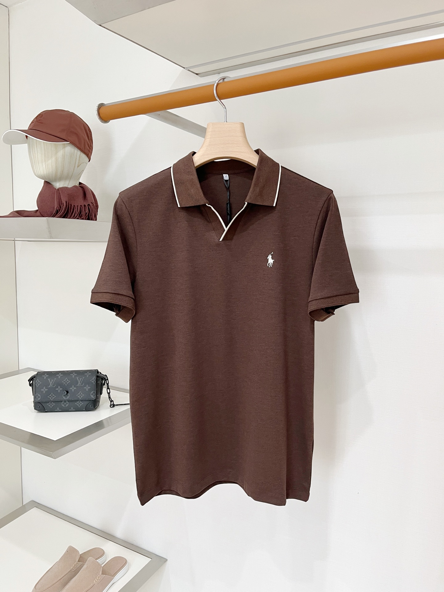 POLO、2026新品短袖T恤，帅气时尚，简约百搭款。胸前精致刺绣图案logo，面料棉 不仅挺括，保持潮流的廓形，又穿着