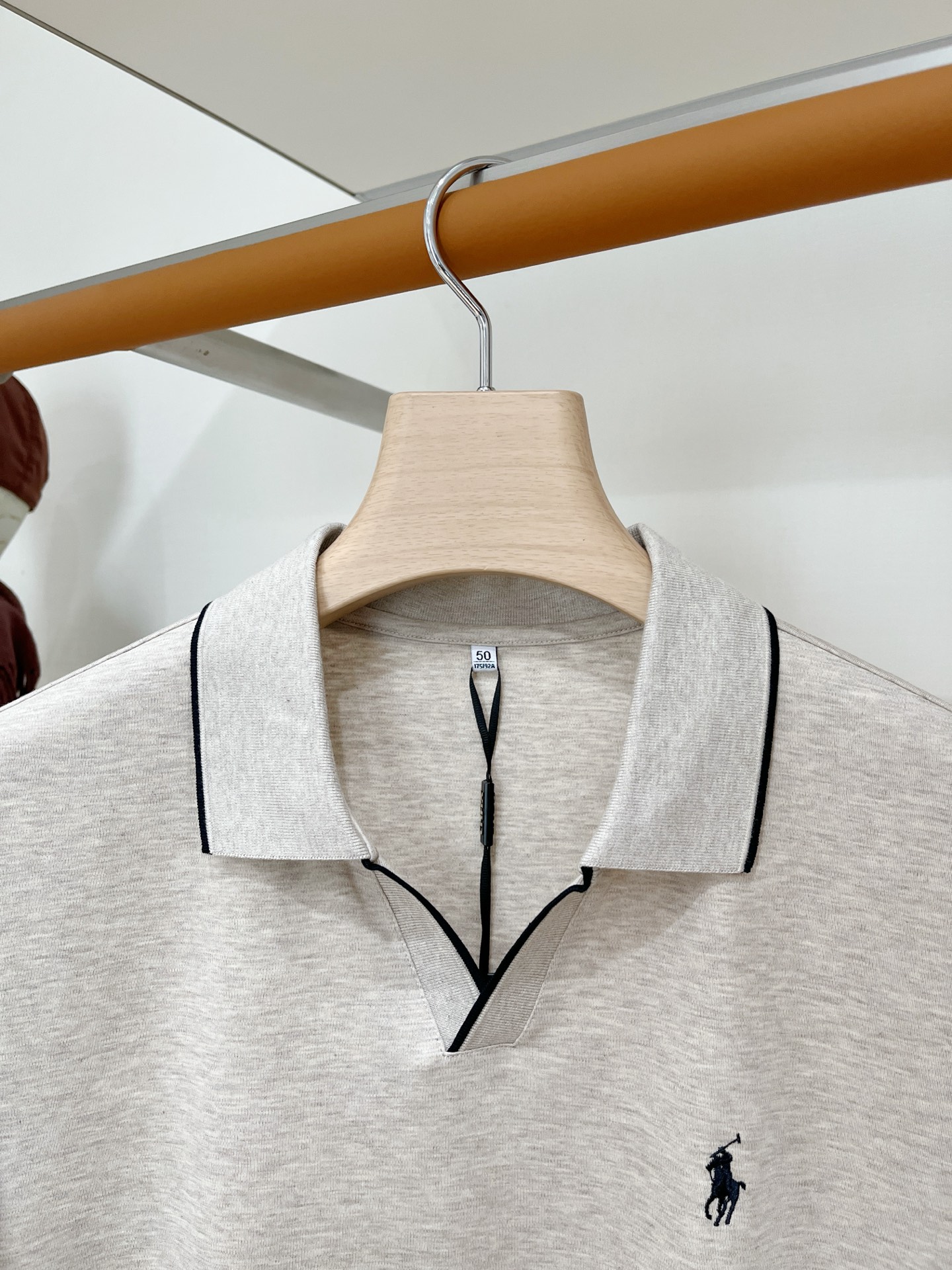 POLO、2026新品短袖T恤，帅气时尚，简约百搭款。胸前精致刺绣图案logo，面料棉 不仅挺括，保持潮流的廓形，又穿着