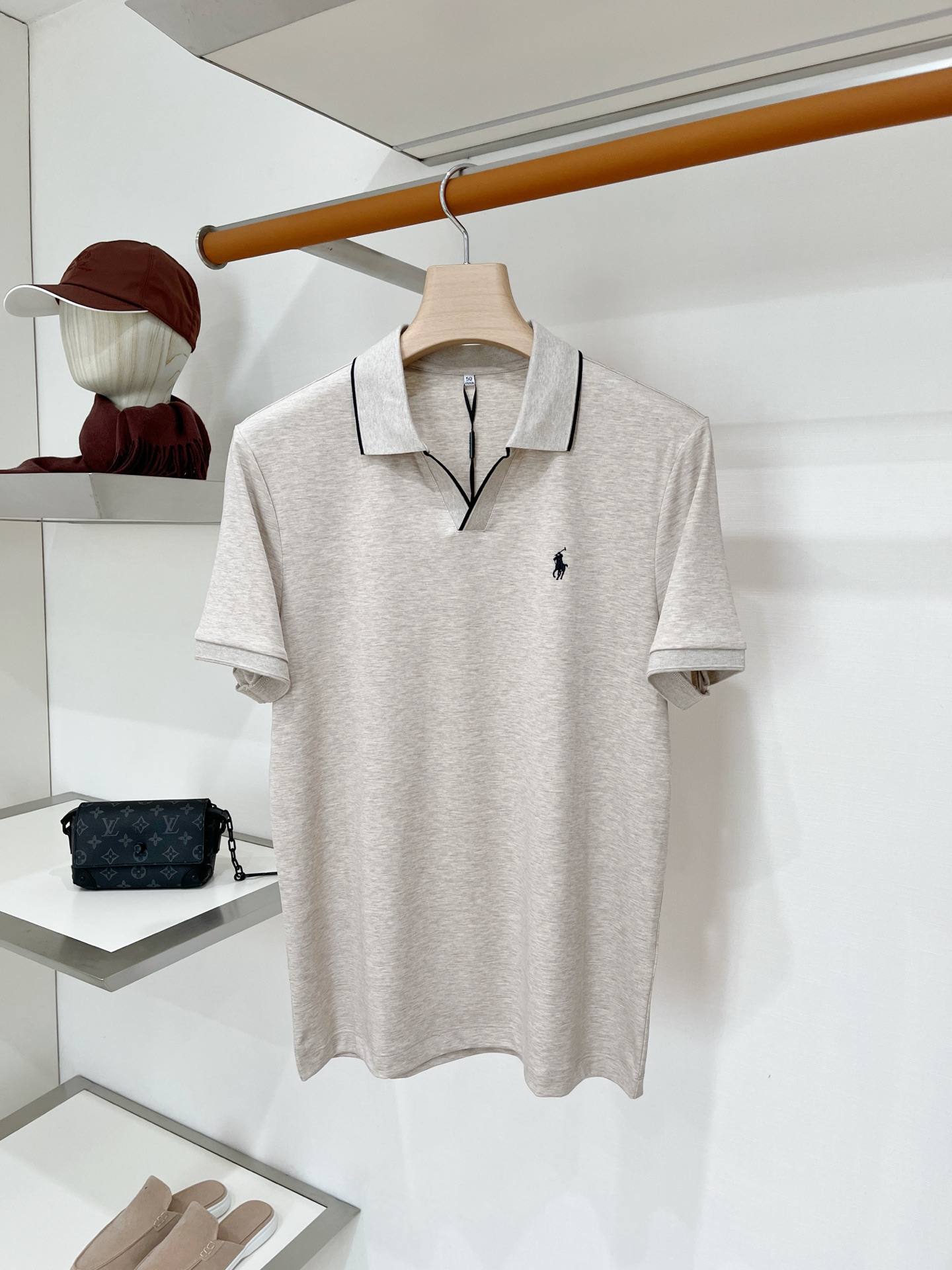 POLO、2026新品短袖T恤，帅气时尚，简约百搭款。胸前精致刺绣图案logo，面料棉 不仅挺括，保持潮流的廓形，又穿着