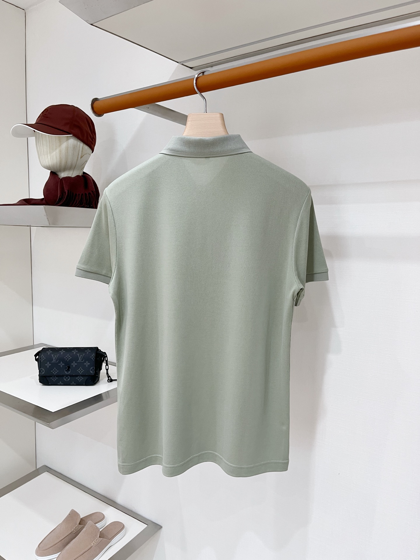 Loro piana、2026新品短袖T恤，帅气时尚，胸前精致刺绣字母logo，简约百搭款。面料棉 不仅挺括，保持潮流的