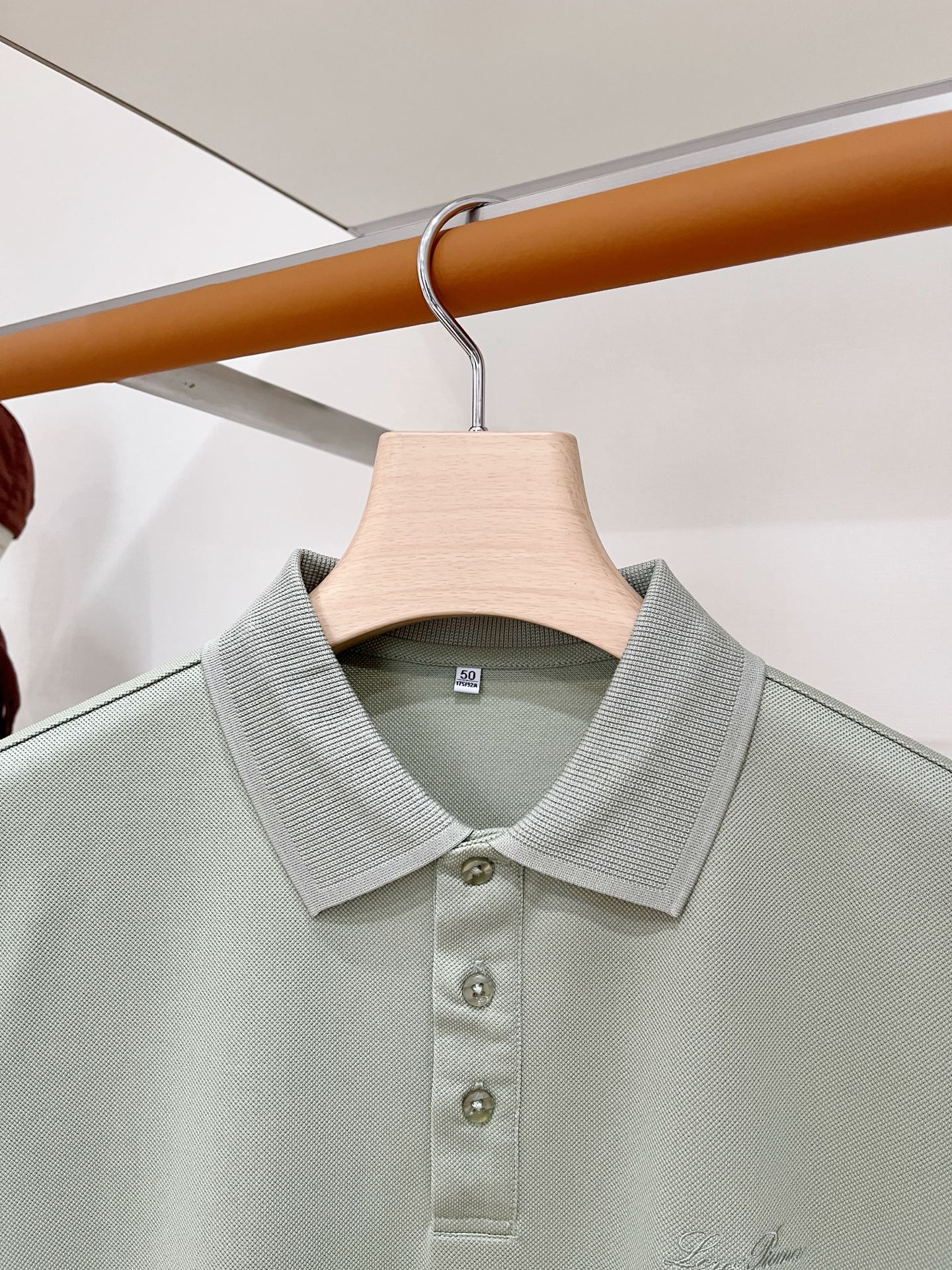 Loro piana、2026新品短袖T恤，帅气时尚，胸前精致刺绣字母logo，简约百搭款。面料棉 不仅挺括，保持潮流的