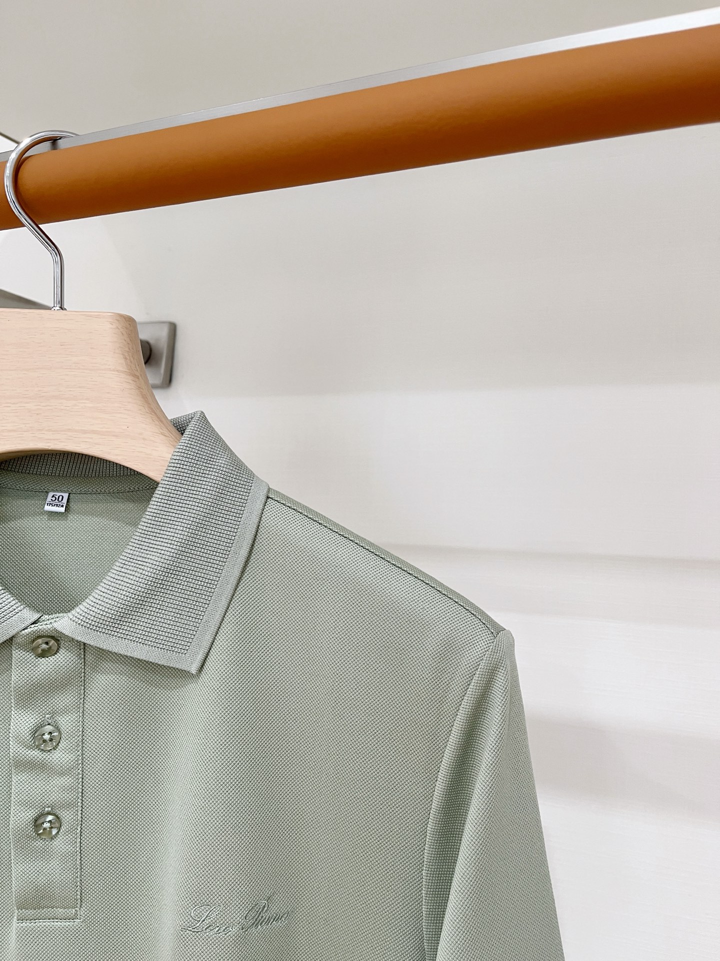 Loro piana、2026新品短袖T恤，帅气时尚，胸前精致刺绣字母logo，简约百搭款。面料棉 不仅挺括，保持潮流的