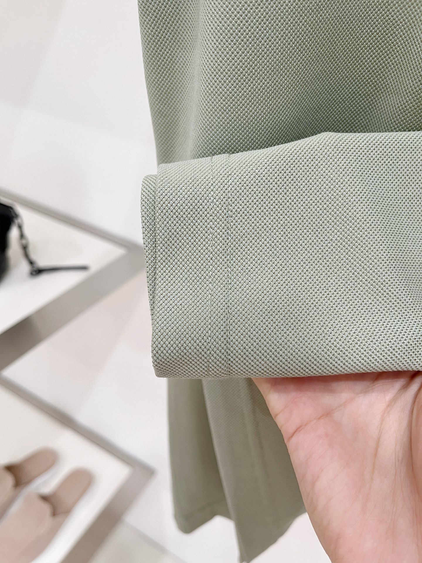 Loro piana、2026新品短袖T恤，帅气时尚，胸前精致刺绣字母logo，简约百搭款。面料棉 不仅挺括，保持潮流的