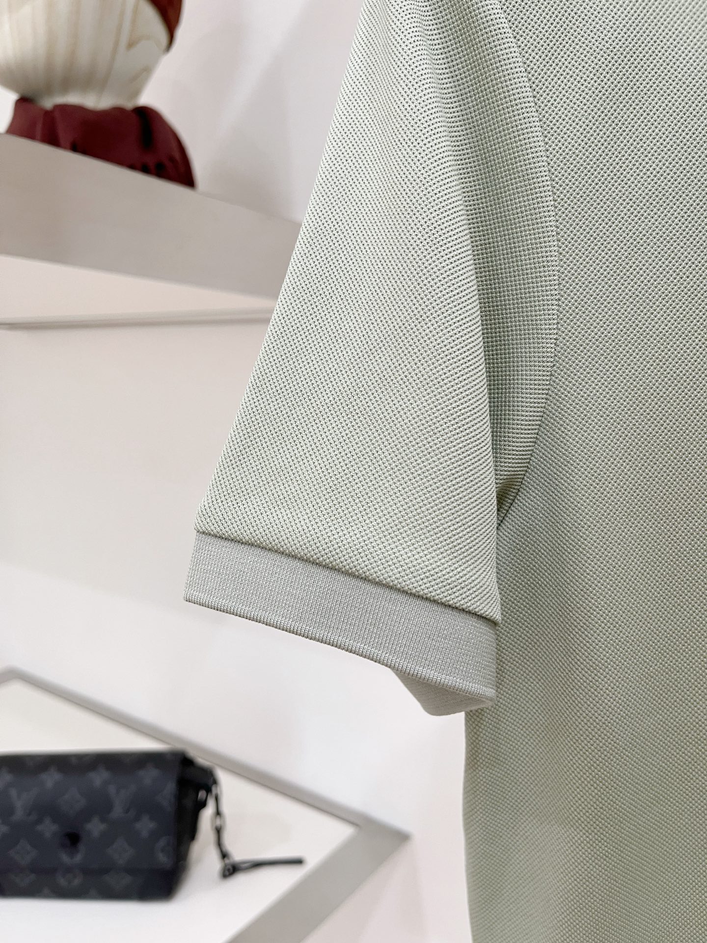 Loro piana、2026新品短袖T恤，帅气时尚，胸前精致刺绣字母logo，简约百搭款。面料棉 不仅挺括，保持潮流的