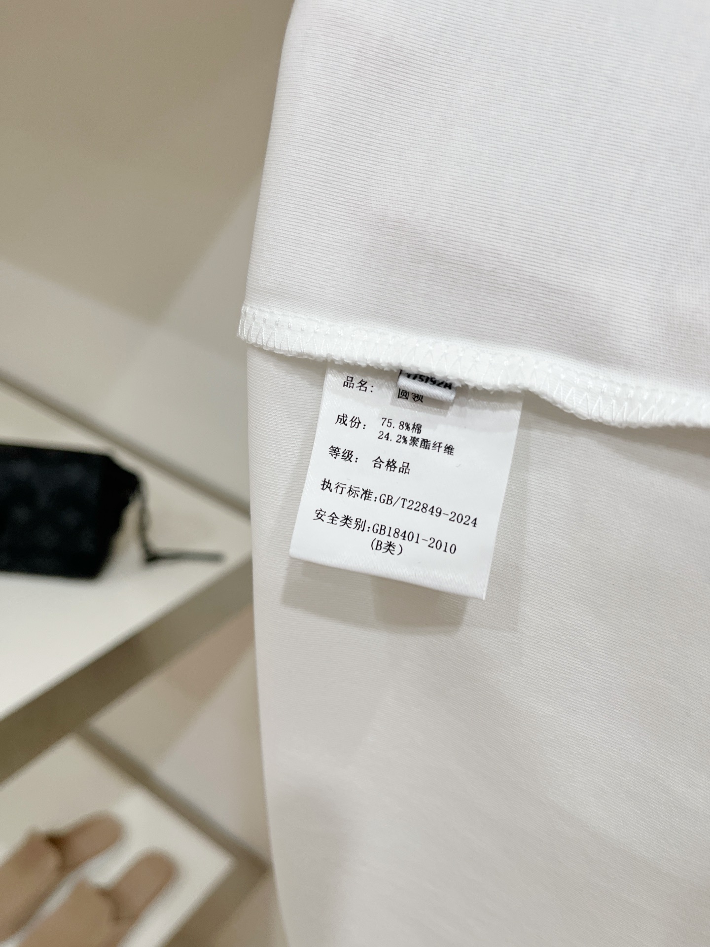 路易威登、2026新品短袖T恤，帅气时尚，胸前顶级印胶图案logo，简约百搭款。面料针织 不仅挺括，保持潮流的廓形，又穿