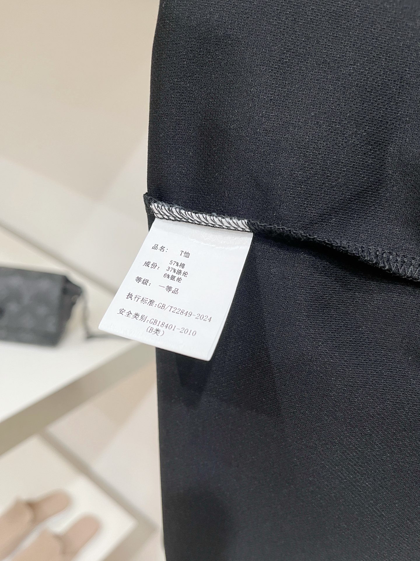 纪梵希、2026新品短袖T恤，帅气时尚，简约百搭款。胸前精致刺绣字母logo，面料棉 不仅挺括，保持潮流的廓形，又穿着舒