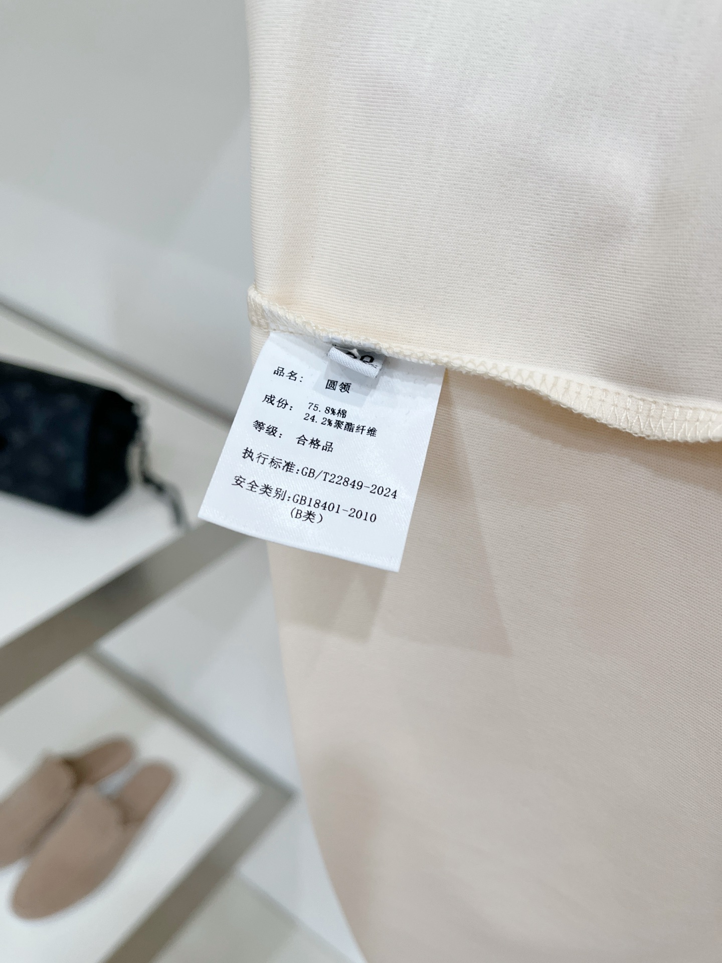 蒙口、2026新品短袖T恤，帅气时尚，简约百搭款。胸前顶级印胶图案字母logo，面料棉 不仅挺括，保持潮流的廓形，又穿着