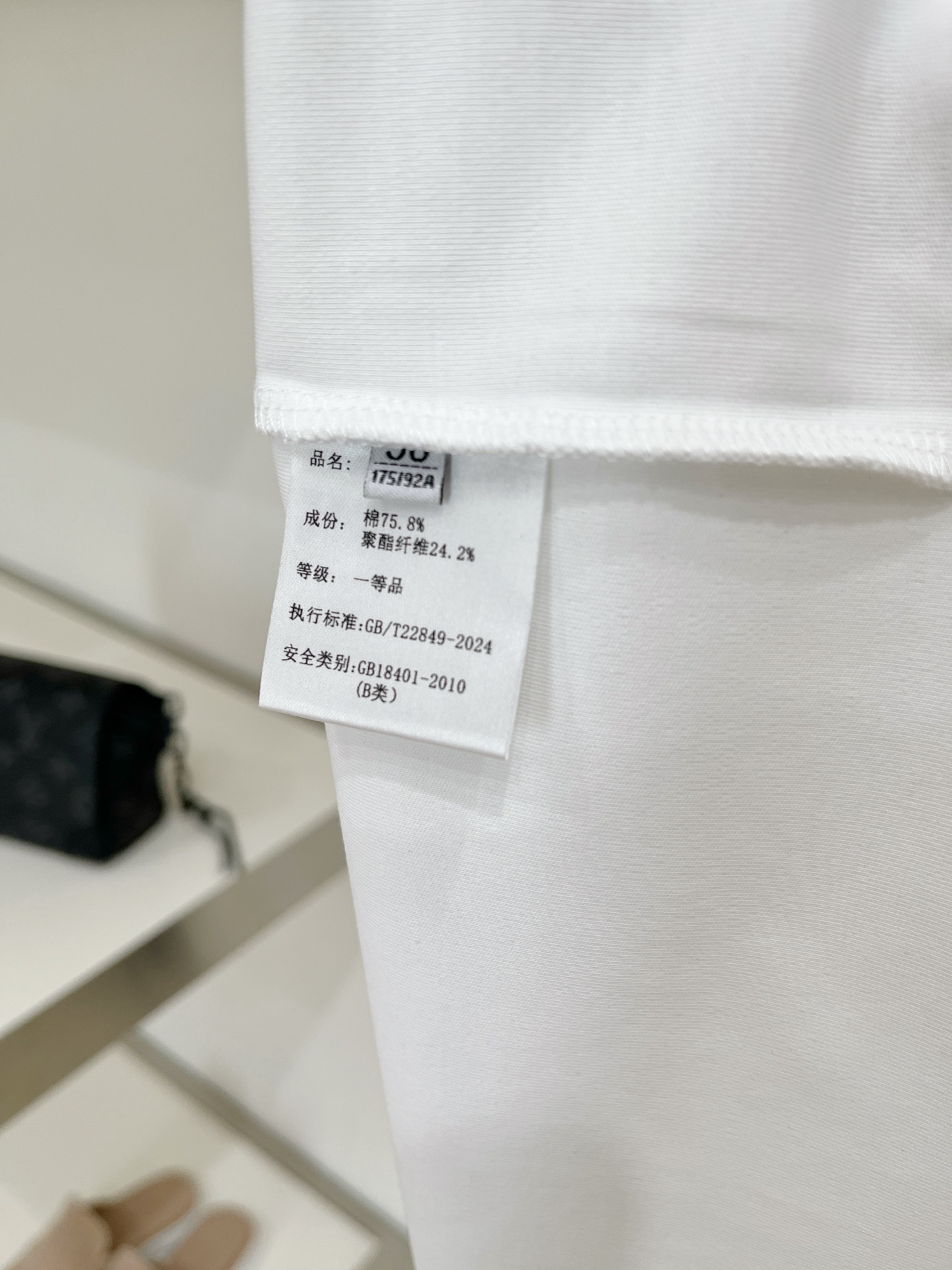 杰尼亚、2026新品短袖T恤，帅气时尚，简约百搭款。胸前设计凹凸刺绣图案字母logo，面料棉 不仅挺括，保持潮流的廓形，