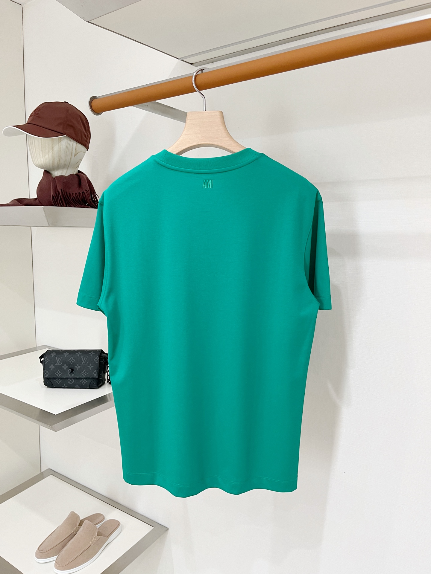 ami、2026新品短袖T恤，帅气时尚，胸前精致刺绣图案字母logo，简约百搭款。面料棉 不仅挺括，保持潮流的廓形，又穿