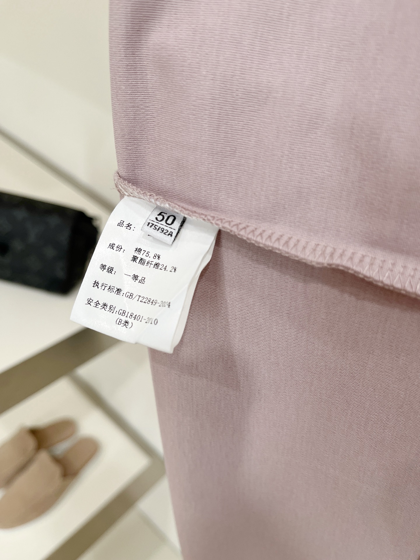 ami、2026新品短袖T恤，帅气时尚，胸前精致刺绣图案字母logo，简约百搭款。面料棉 不仅挺括，保持潮流的廓形，又穿