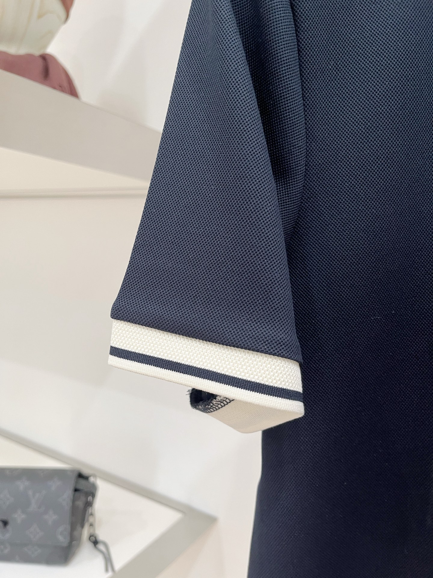 Loro piana、2026新品短袖T恤，帅气时尚，简约百搭款。胸前精致刺绣图案字母logo，面料棉 不仅挺括，保持潮