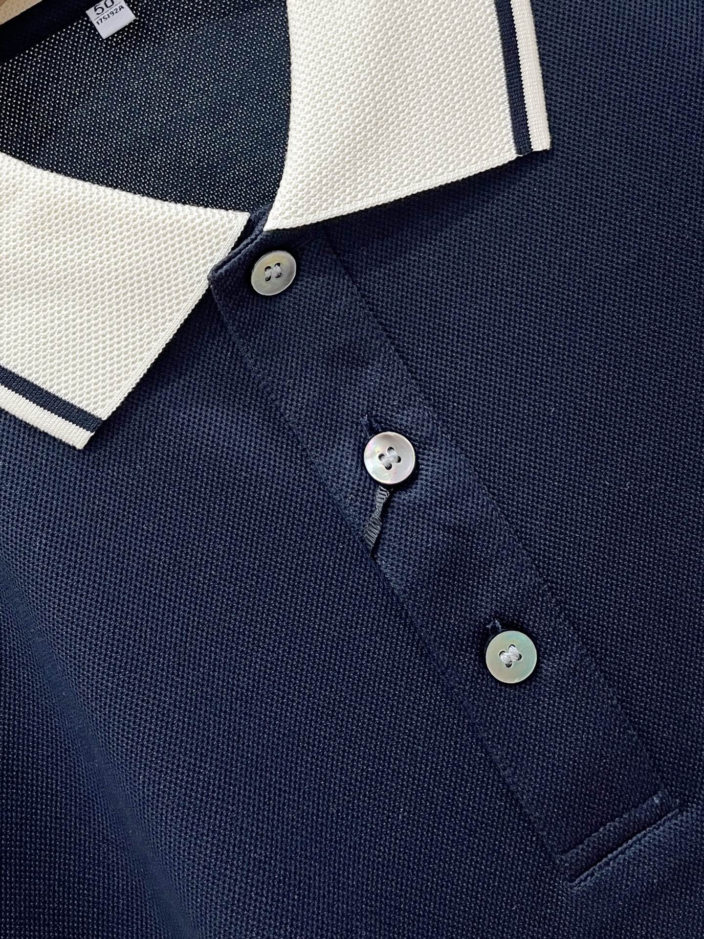 Loro piana、2026新品短袖T恤，帅气时尚，简约百搭款。胸前精致刺绣图案字母logo，面料棉 不仅挺括，保持潮