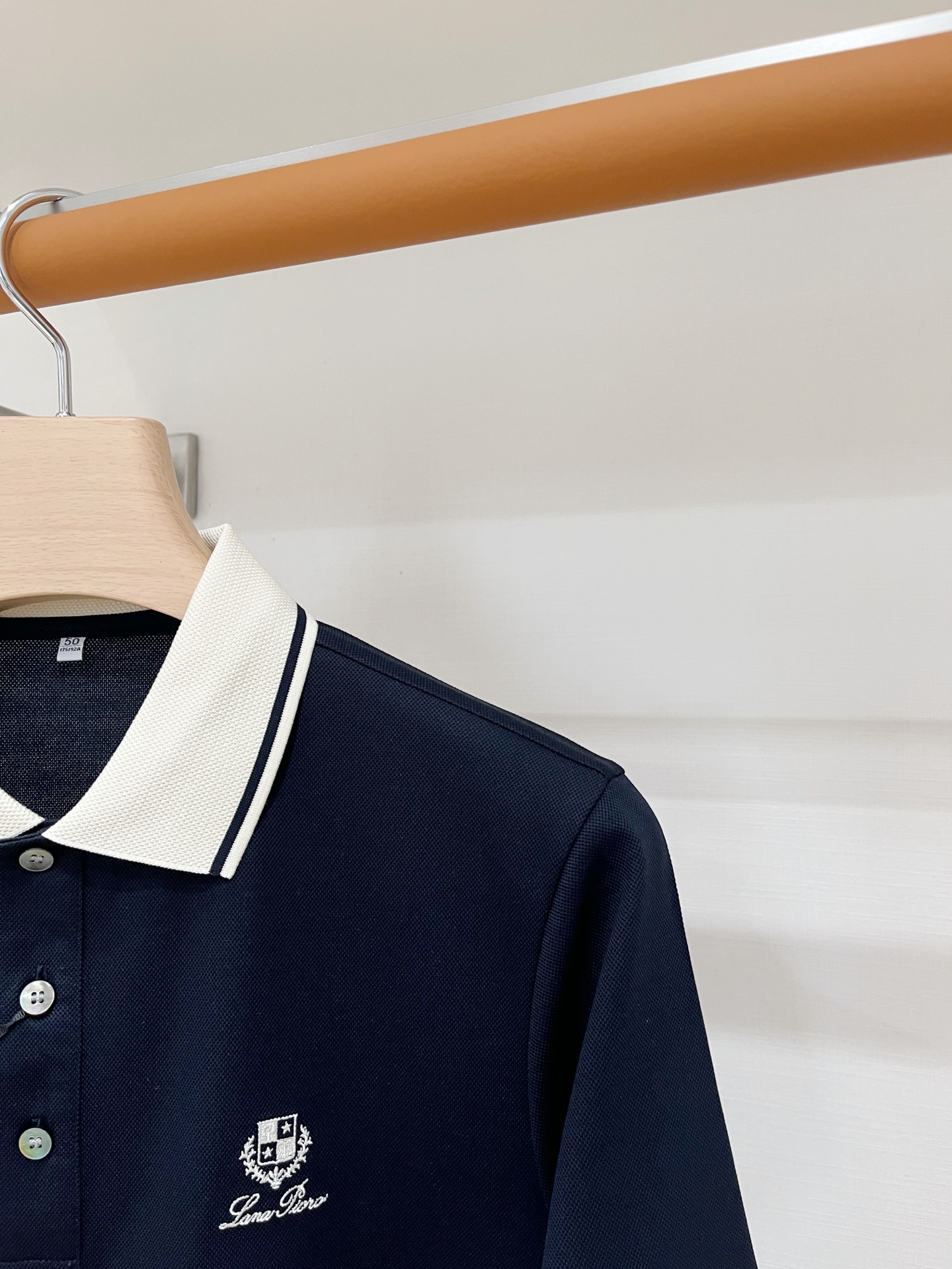 Loro piana、2026新品短袖T恤，帅气时尚，简约百搭款。胸前精致刺绣图案字母logo，面料棉 不仅挺括，保持潮