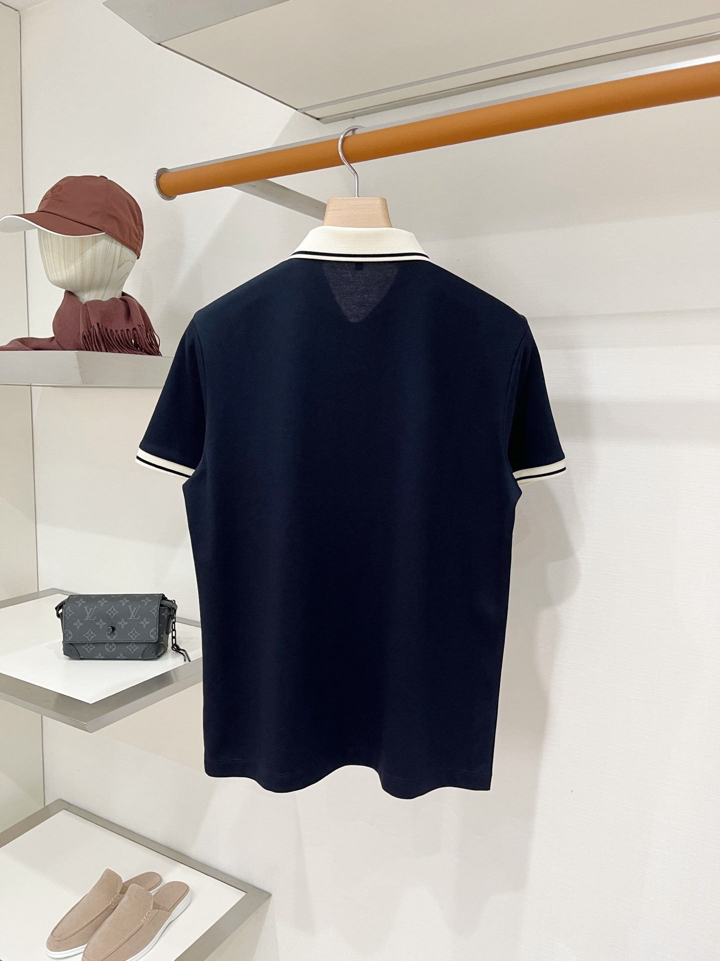 Loro piana、2026新品短袖T恤，帅气时尚，简约百搭款。胸前精致刺绣图案字母logo，面料棉 不仅挺括，保持潮