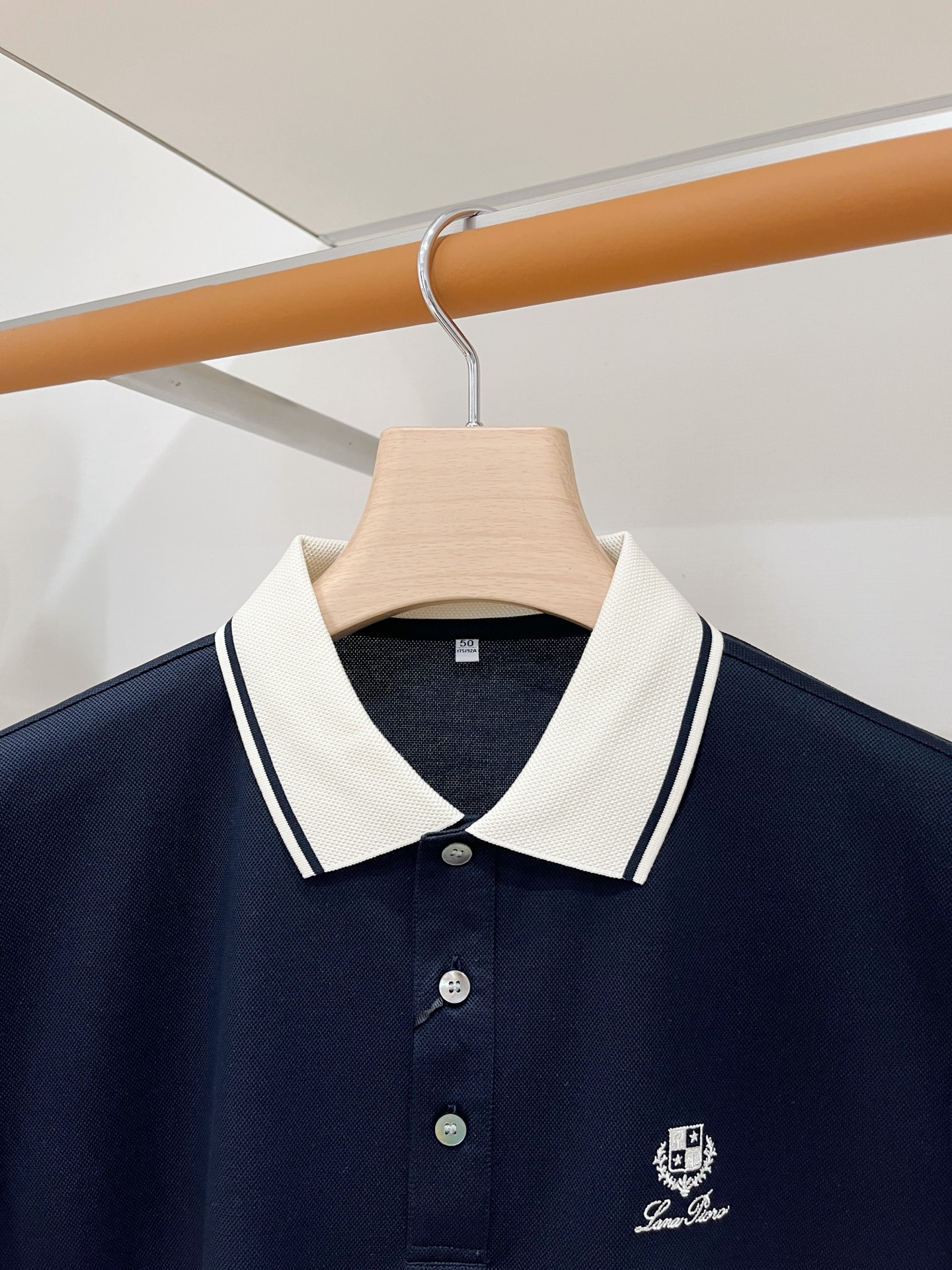 Loro piana、2026新品短袖T恤，帅气时尚，简约百搭款。胸前精致刺绣图案字母logo，面料棉 不仅挺括，保持潮