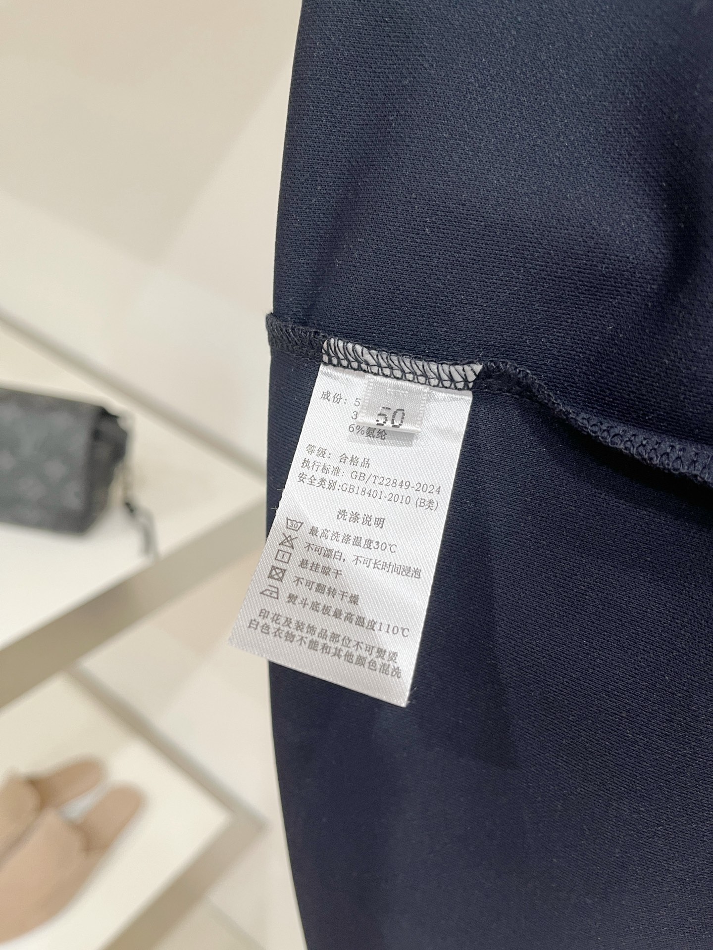Loro piana、2026新品短袖T恤，帅气时尚，简约百搭款。胸前精致刺绣图案字母logo，面料棉 不仅挺括，保持潮
