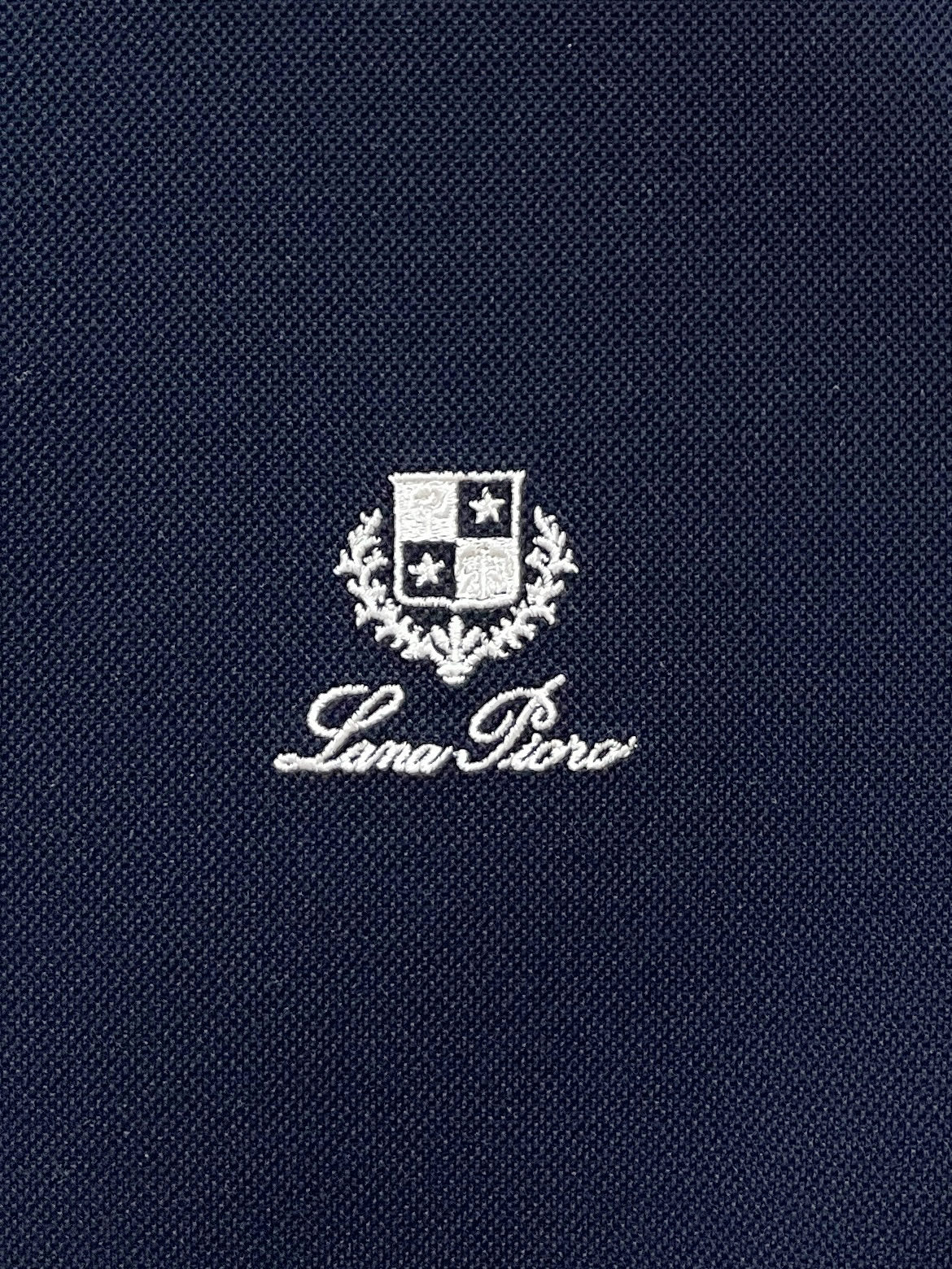 Loro piana、2026新品短袖T恤，帅气时尚，简约百搭款。胸前精致刺绣图案字母logo，面料棉 不仅挺括，保持潮