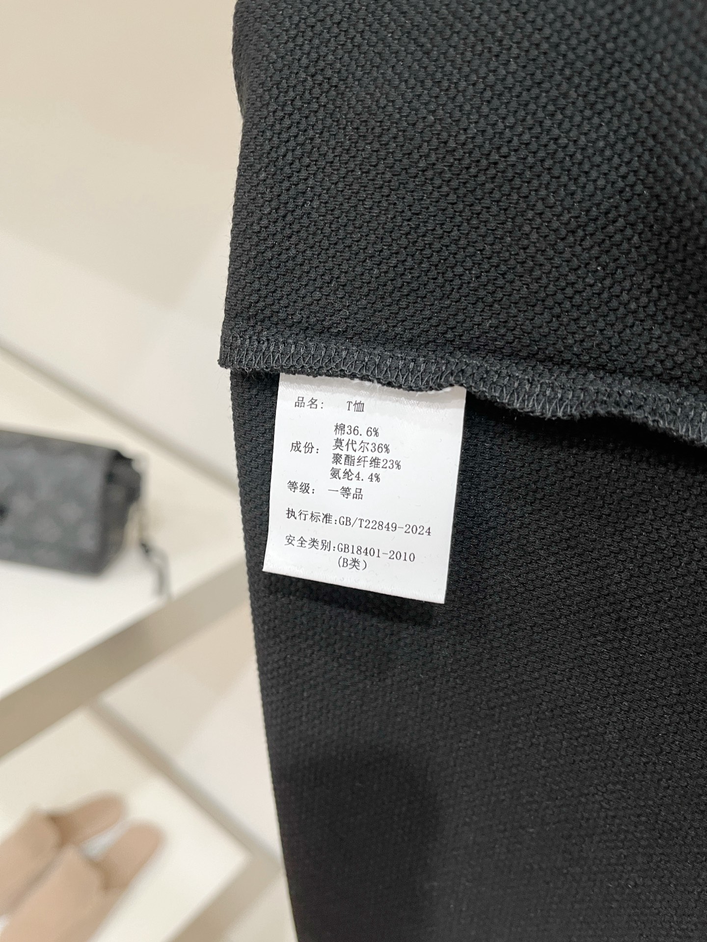 迪奥、2026新品短袖T恤，帅气时尚，胸前精致刺绣图案logo，简约百搭款。面料棉 不仅挺括，保持潮流的廓形，又穿着舒适
