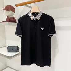 普拉达、2026新品短袖T恤,帅气时尚,简约百搭款。胸前织带图案logo,面料棉 不仅挺括,保持潮流的廓形,又穿着舒适, 普拉达、2026新品短袖T恤,帅气时尚,简约百搭款。胸前织带图案logo,面料棉 不仅挺括,保持潮流的廓形,又穿着舒适,