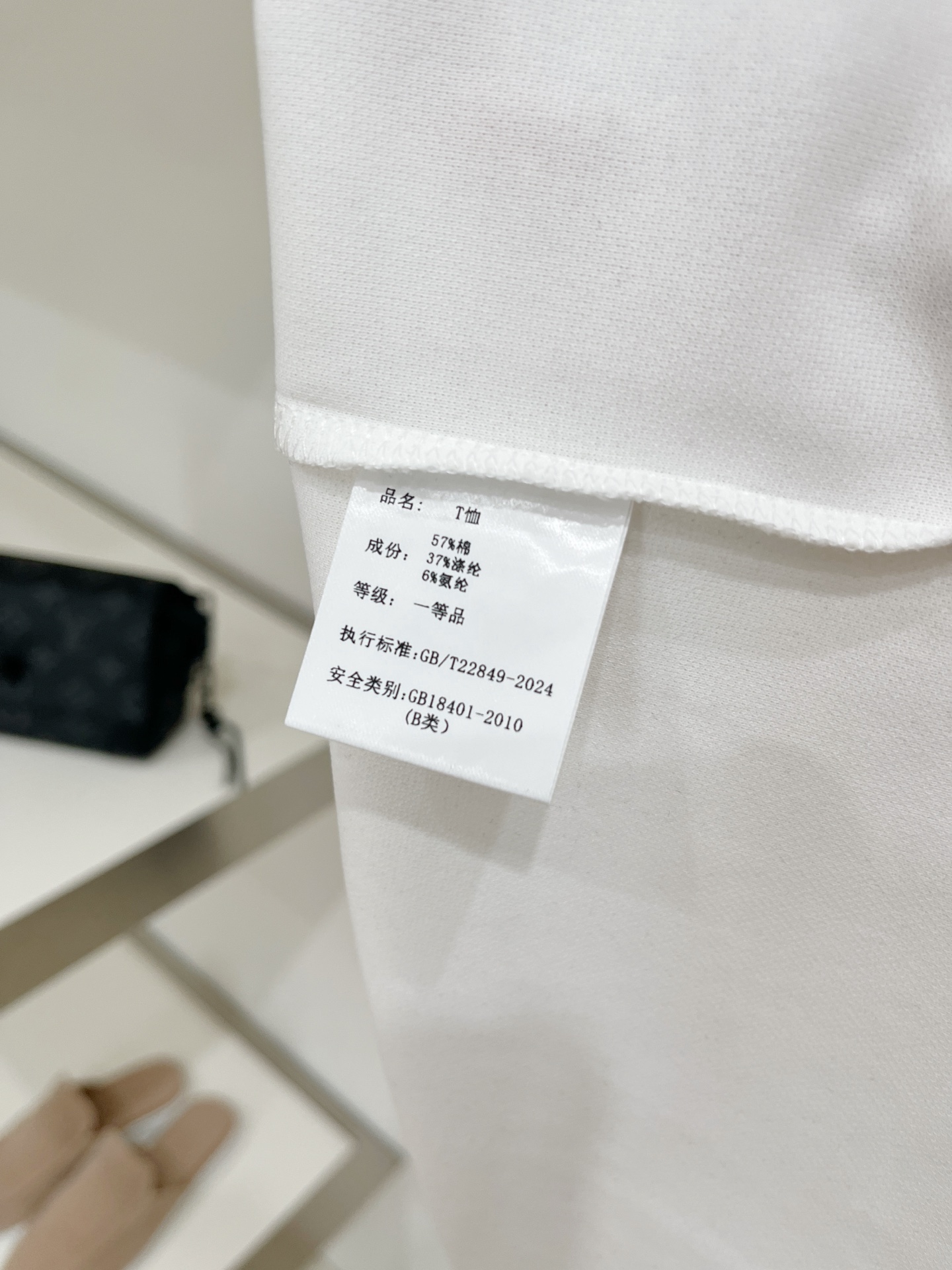 纪梵希、2026新品短袖T恤，帅气时尚，简约百搭款。胸前精致刺绣字母logo，面料棉 不仅挺括，保持潮流的廓形，又穿着舒