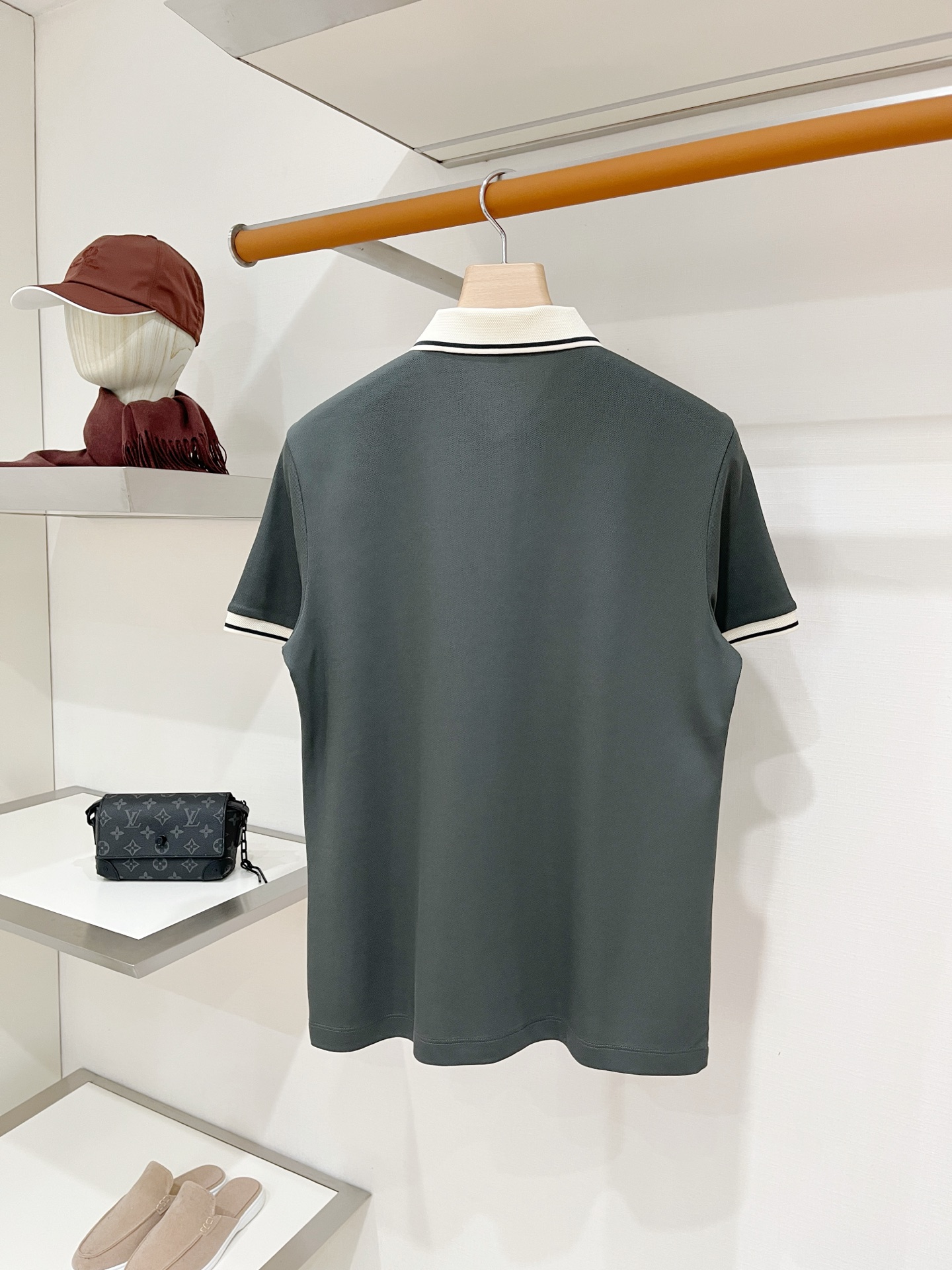 Loro piana、2026新品短袖T恤，帅气时尚，简约百搭款。胸前精致刺绣图案字母logo，面料棉 不仅挺括，保持潮