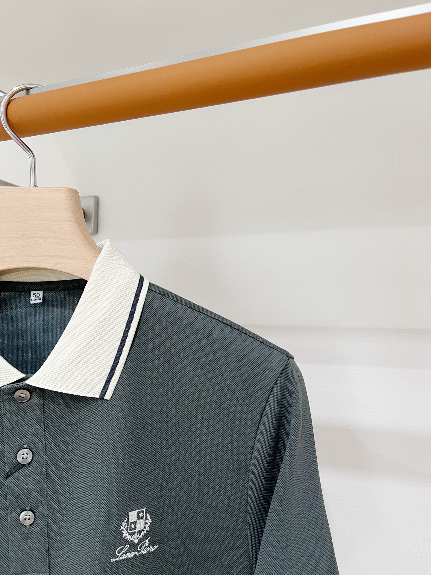 Loro piana、2026新品短袖T恤，帅气时尚，简约百搭款。胸前精致刺绣图案字母logo，面料棉 不仅挺括，保持潮