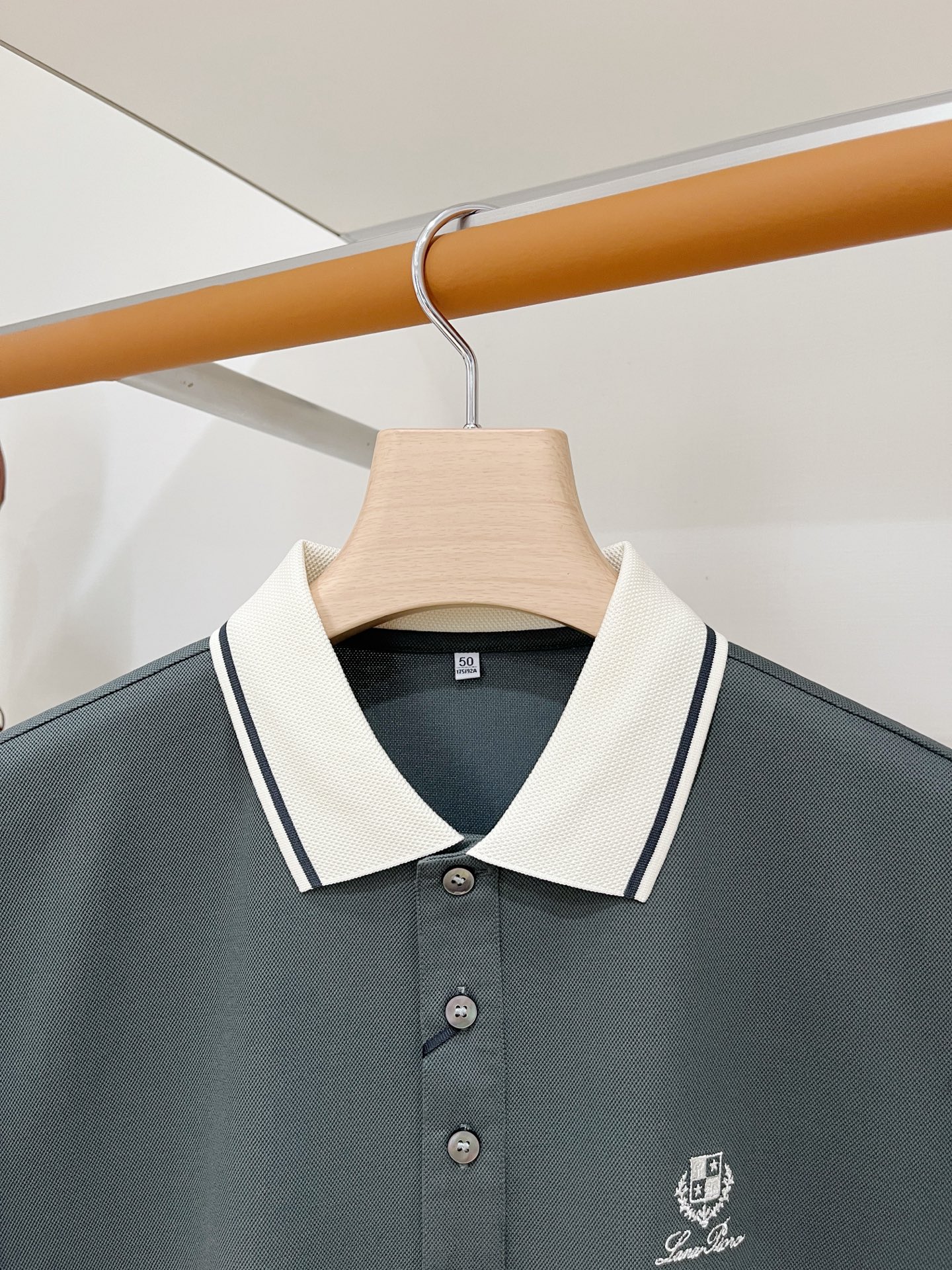 Loro piana、2026新品短袖T恤，帅气时尚，简约百搭款。胸前精致刺绣图案字母logo，面料棉 不仅挺括，保持潮