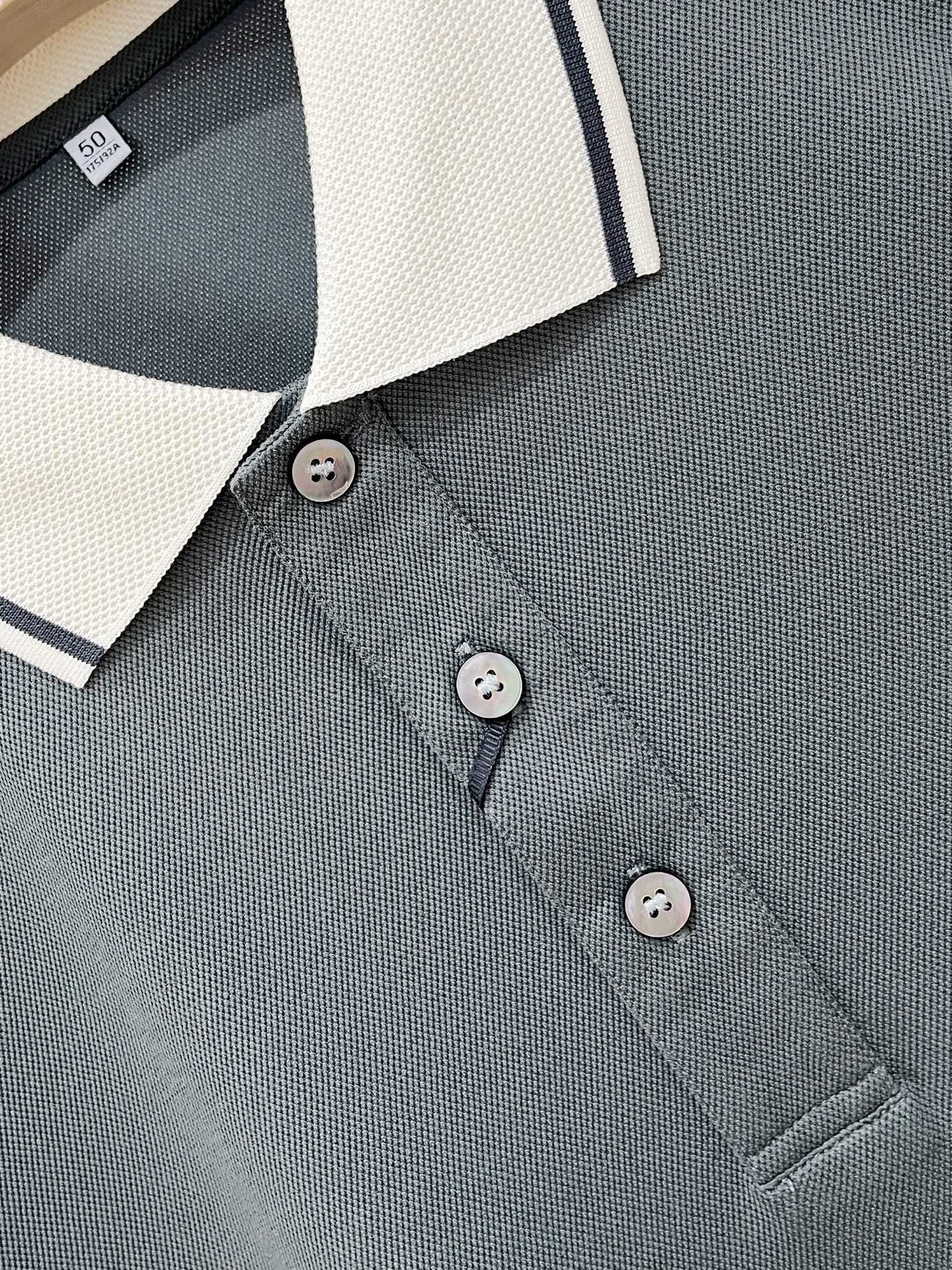 Loro piana、2026新品短袖T恤，帅气时尚，简约百搭款。胸前精致刺绣图案字母logo，面料棉 不仅挺括，保持潮