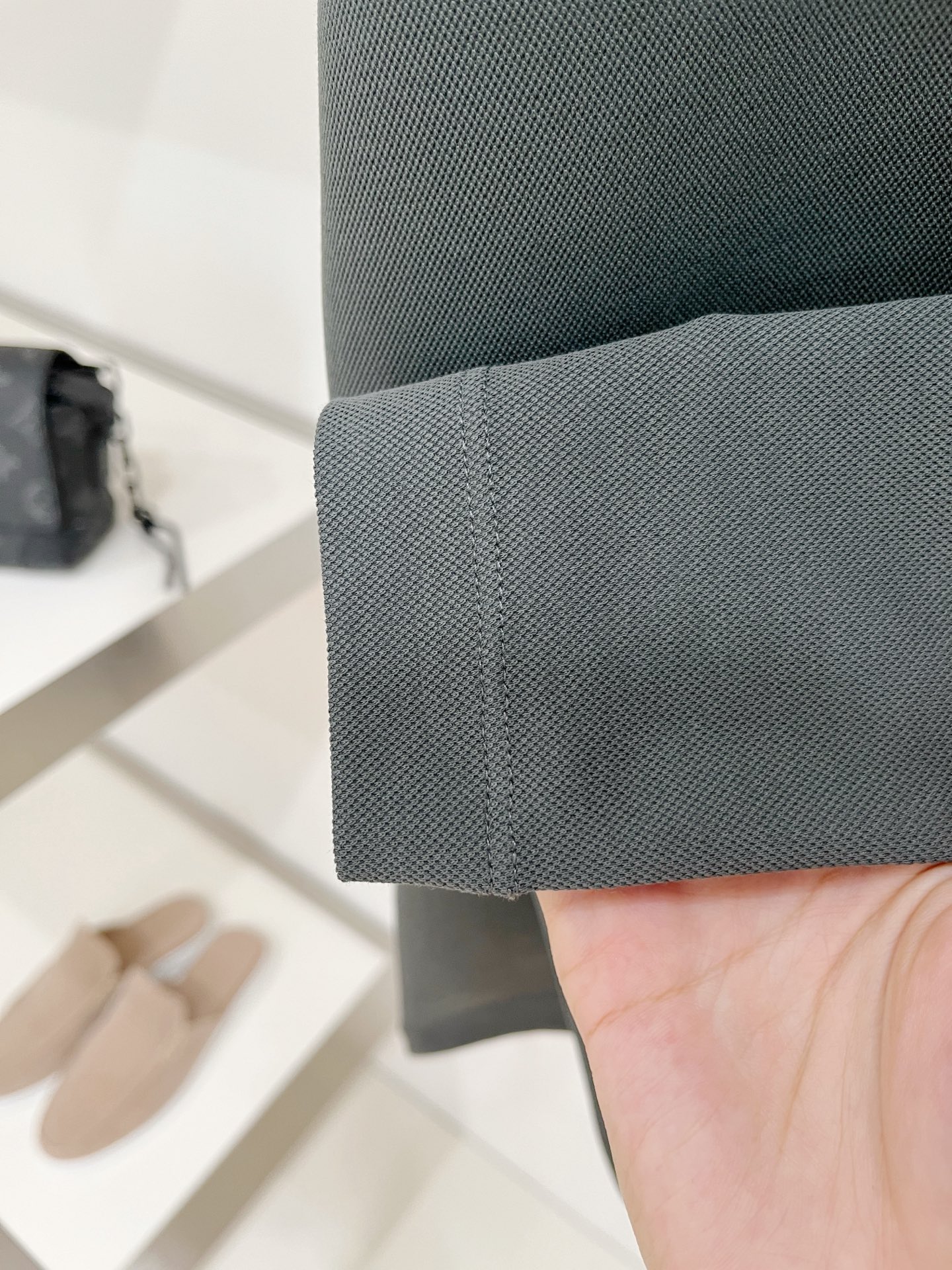 Loro piana、2026新品短袖T恤，帅气时尚，简约百搭款。胸前精致刺绣图案字母logo，面料棉 不仅挺括，保持潮