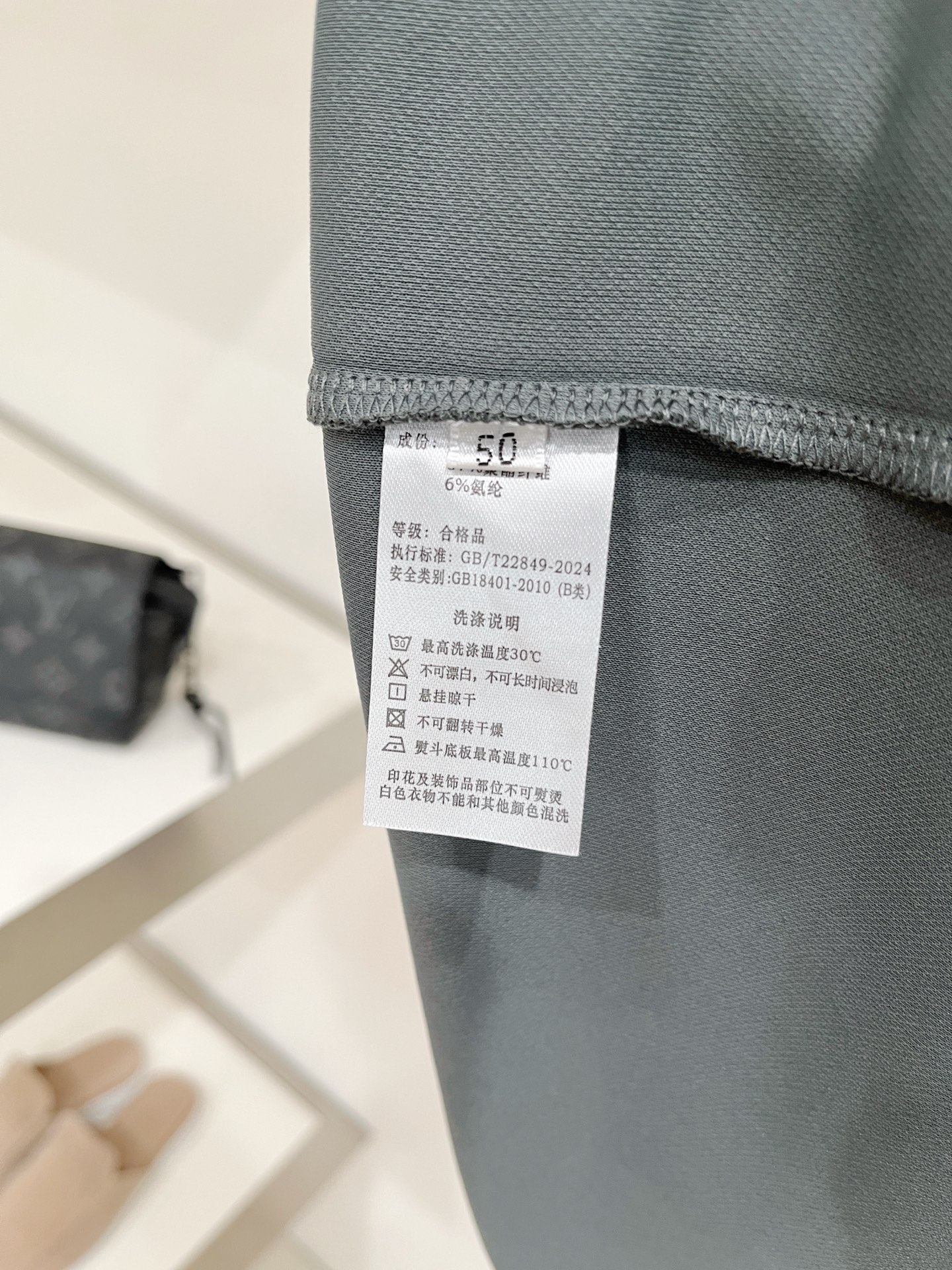 Loro piana、2026新品短袖T恤，帅气时尚，简约百搭款。胸前精致刺绣图案字母logo，面料棉 不仅挺括，保持潮