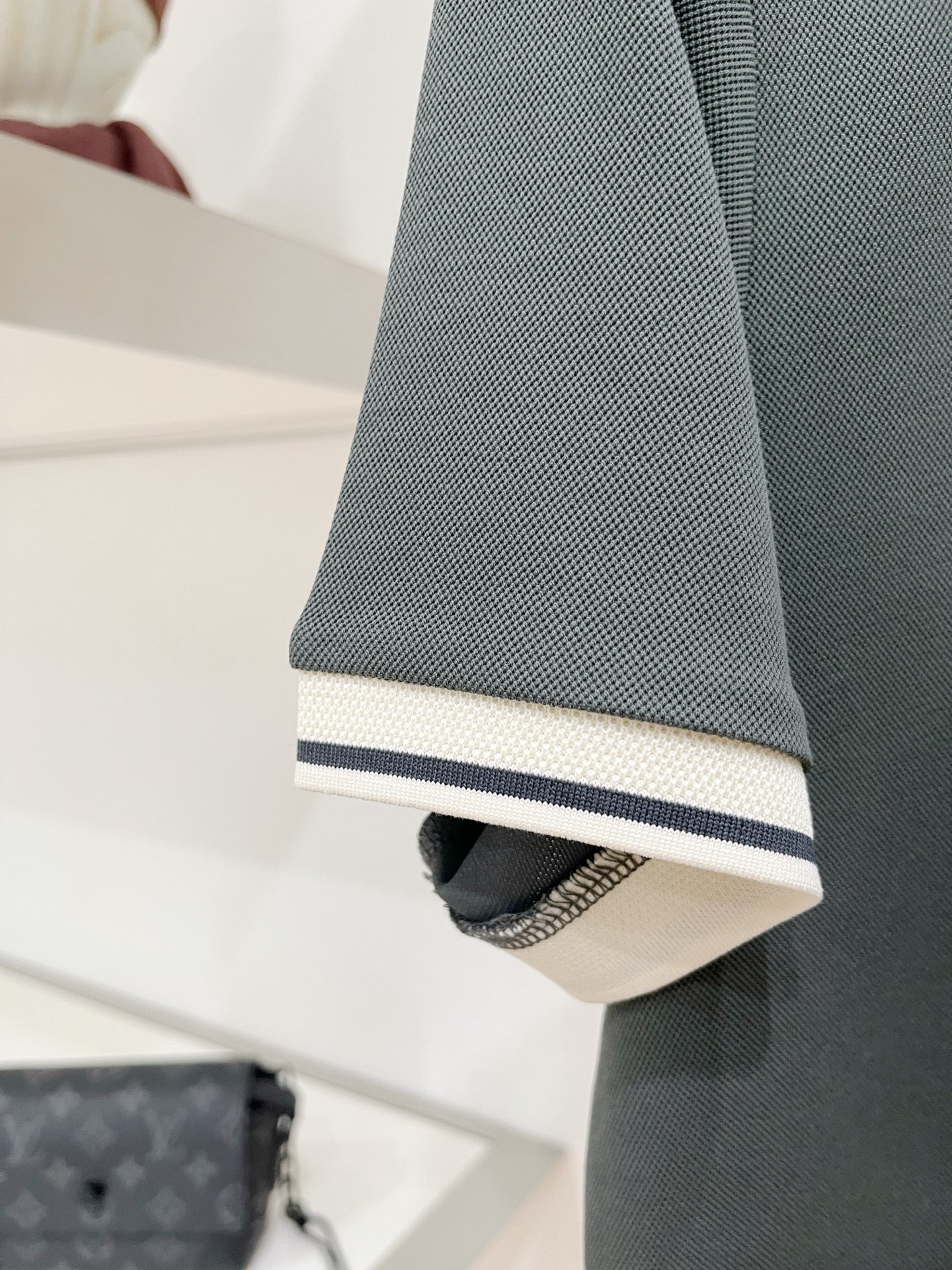 Loro piana、2026新品短袖T恤，帅气时尚，简约百搭款。胸前精致刺绣图案字母logo，面料棉 不仅挺括，保持潮